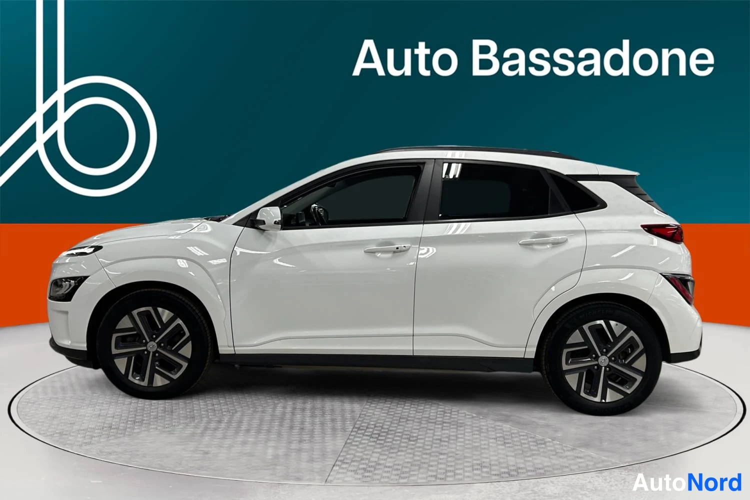 Valkoinen Hyundai Kona electric 2021, sivulta, kuva 6