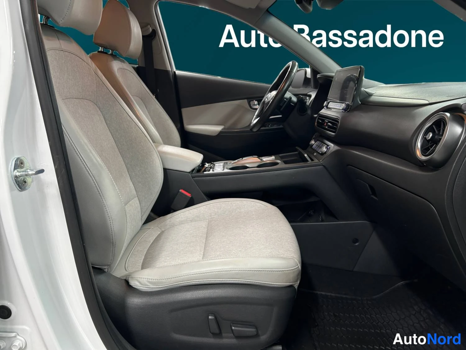 Valkoinen Hyundai Kona electric 2021, etuistuimet, kuva 12