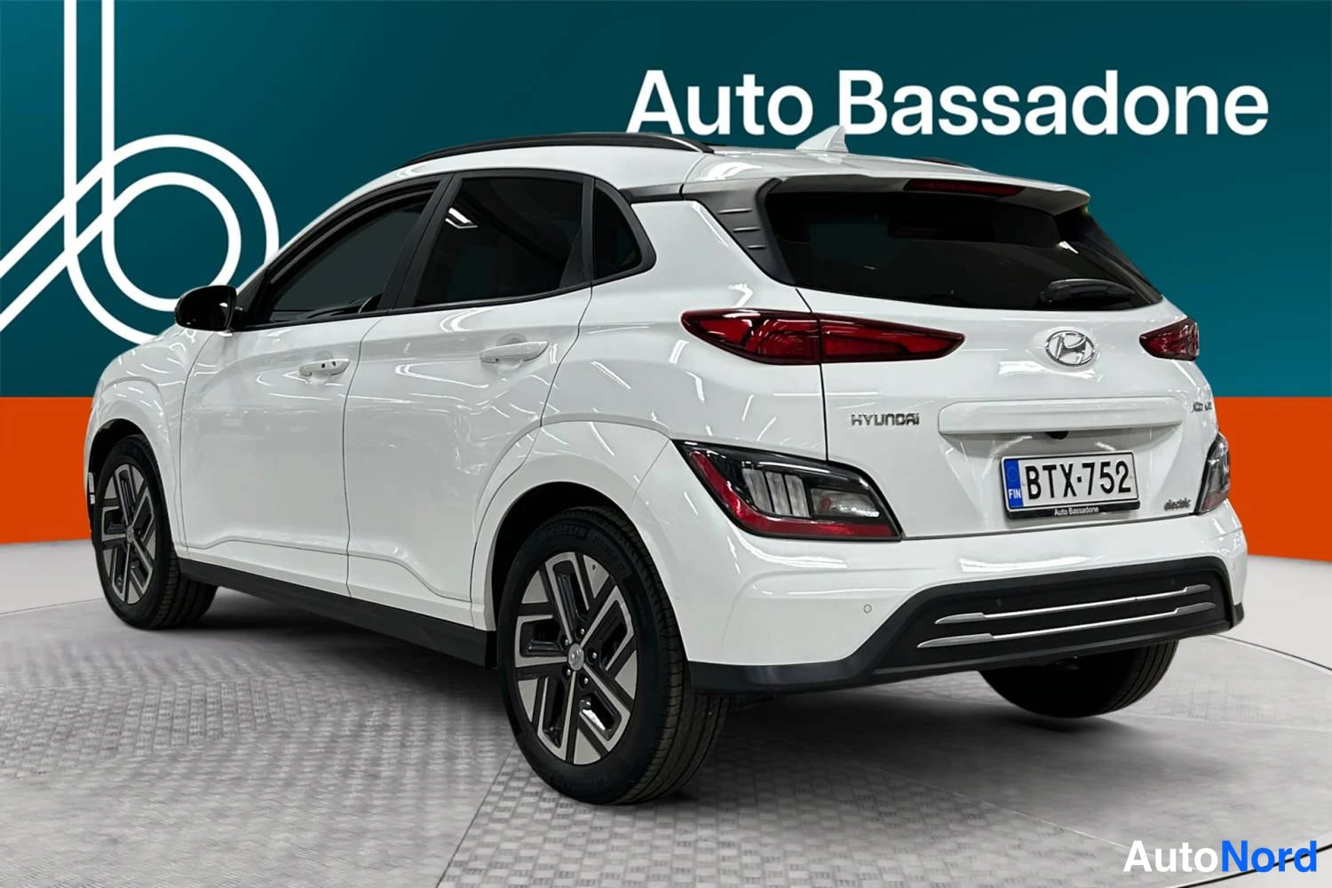 Valkoinen Hyundai Kona electric 2021, takaviisto, kuva 7