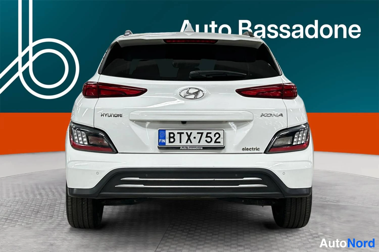 Valkoinen Hyundai Kona electric 2021, takaa, kuva 9
