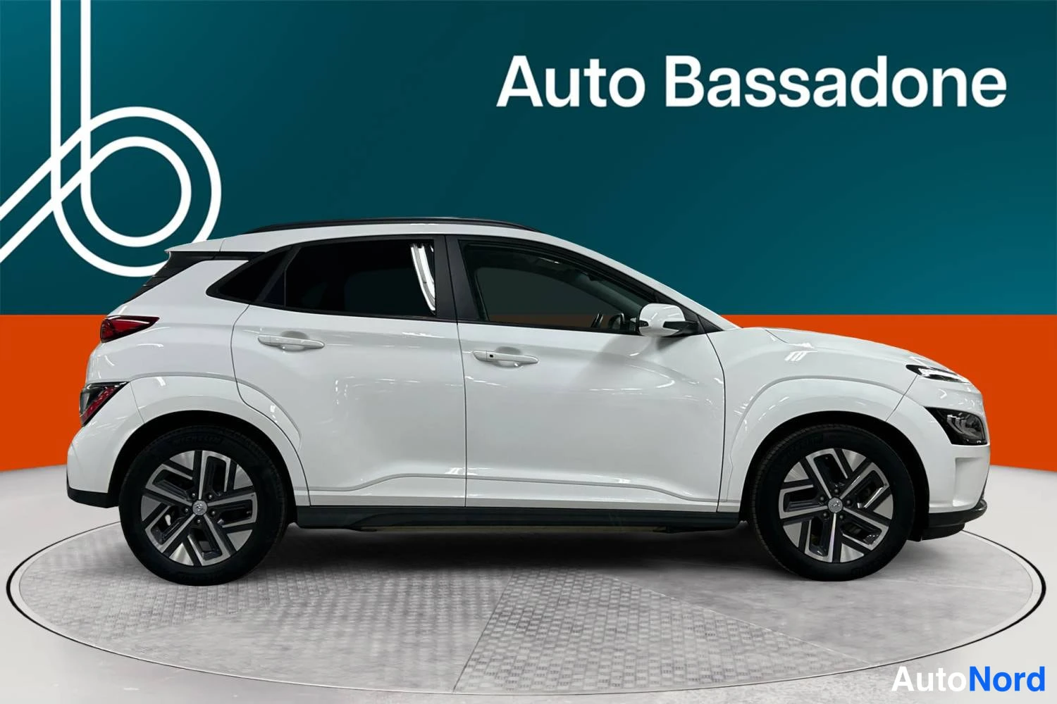 Valkoinen Hyundai Kona electric 2021, etuviisto, keula oikealle, kuva 3