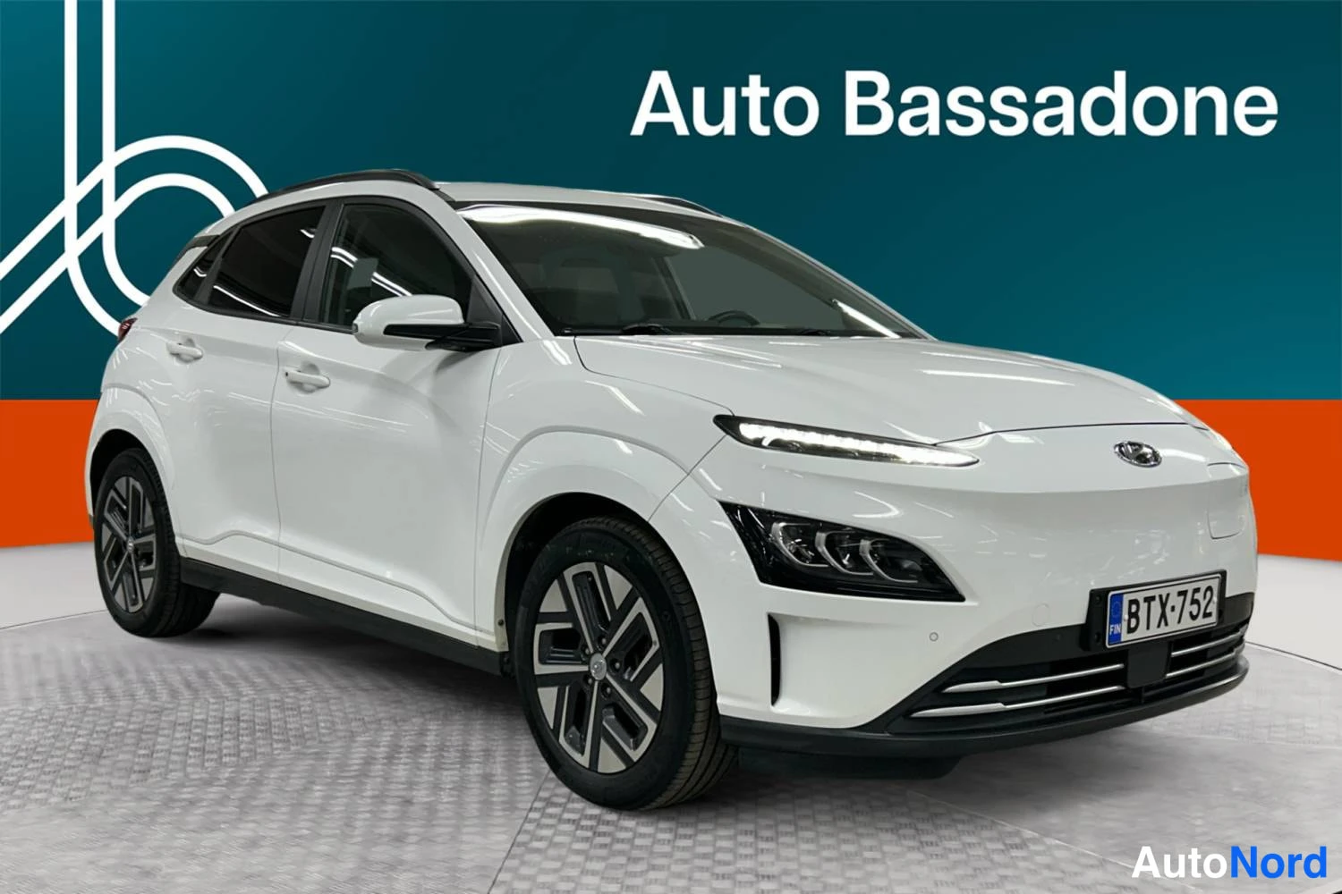Valkoinen Hyundai Kona electric 2021, etuviisto, keula oikealle, kuva 4