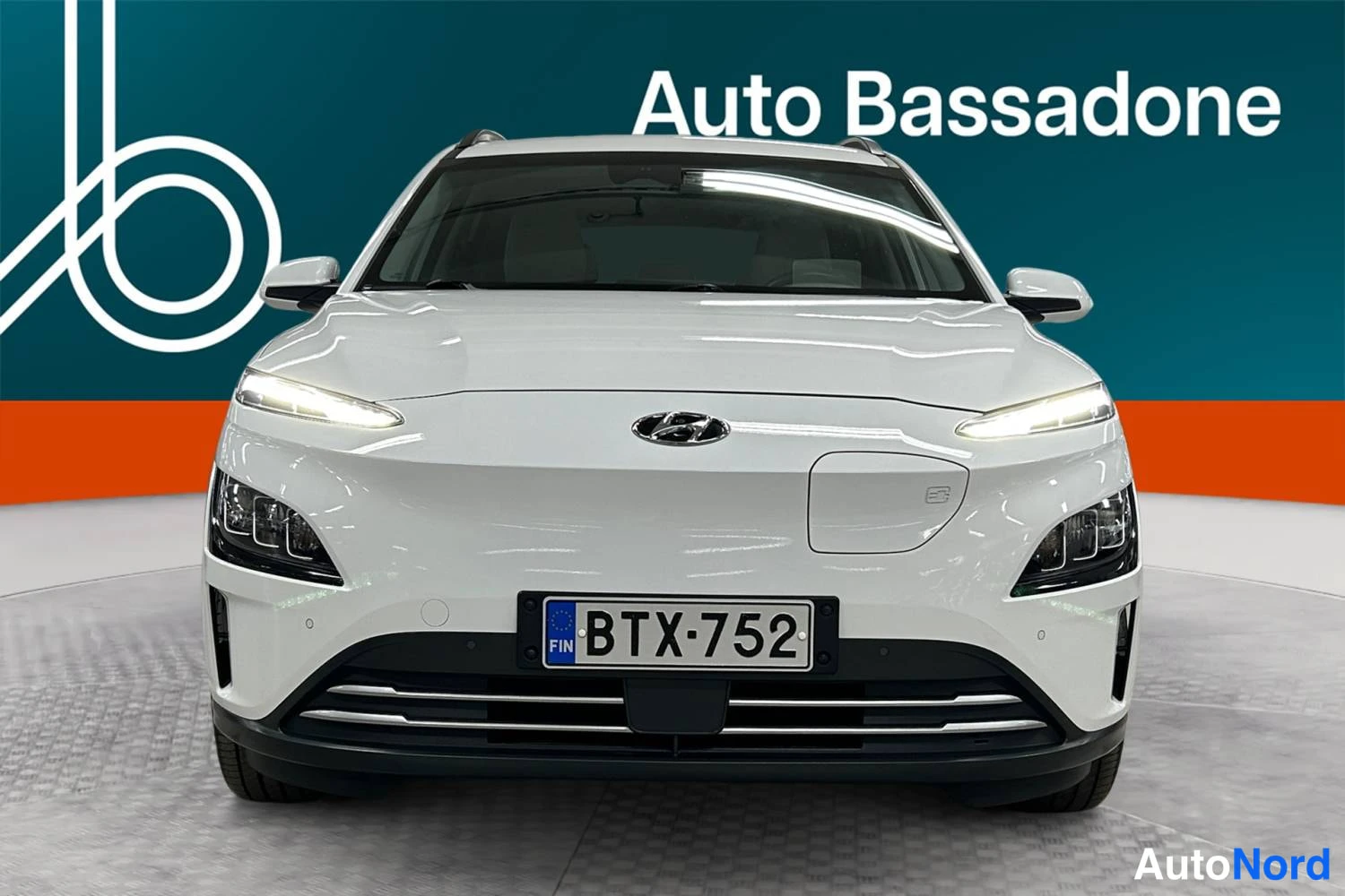 Valkoinen Hyundai Kona electric 2021, edestä, kuva 5