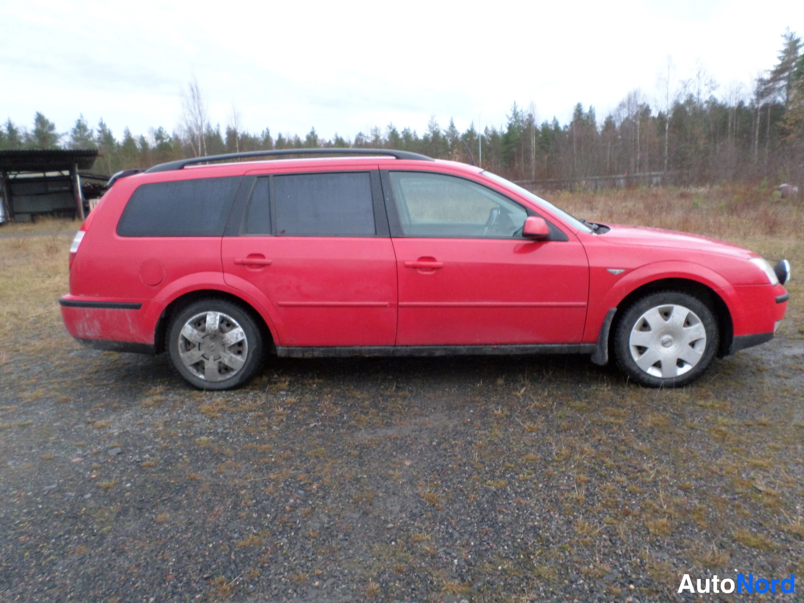 Punainen Ford Mondeo 2003, etuviisto, keula oikealle, kuva 5
