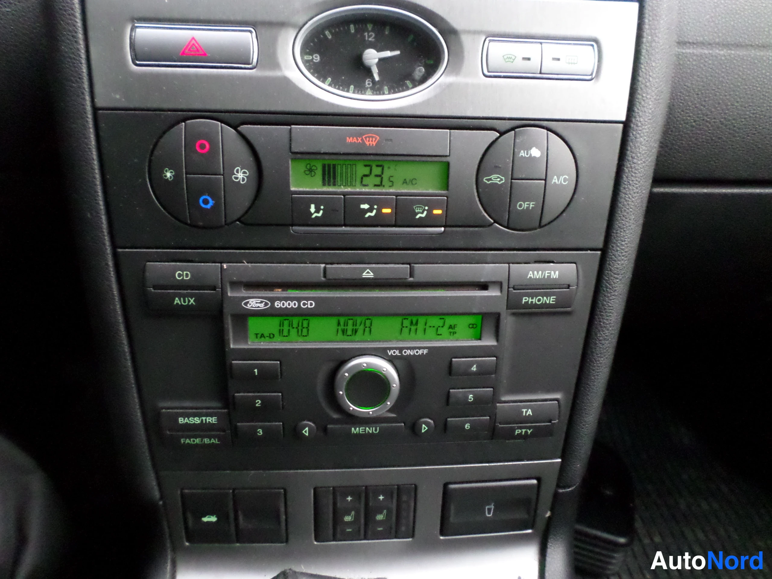 Punainen Ford Mondeo 2003, yksityiskohta, kuva 6