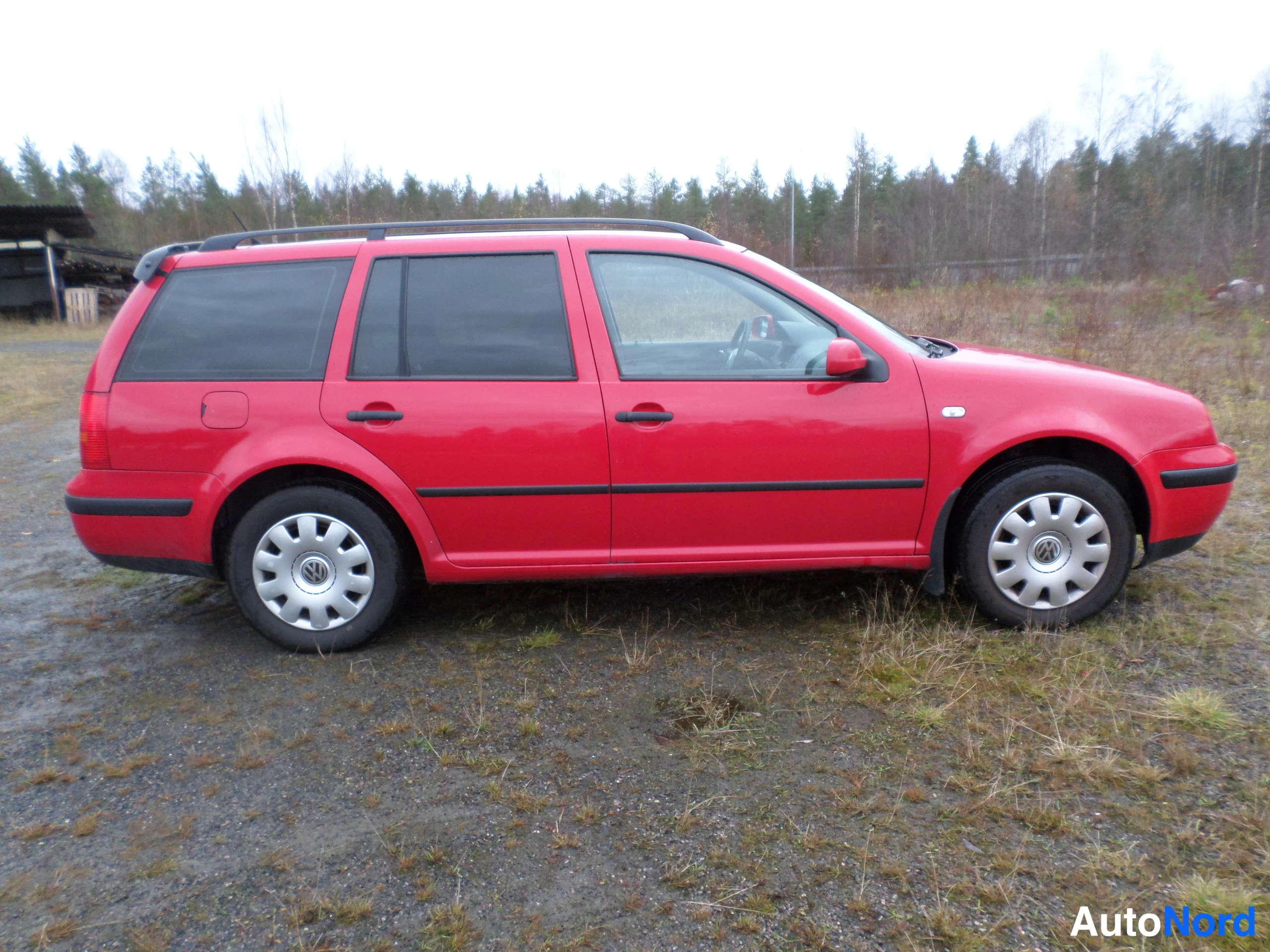 Röd Volkswagen Golf 1,6 STW 2003, från sidan, bild 2