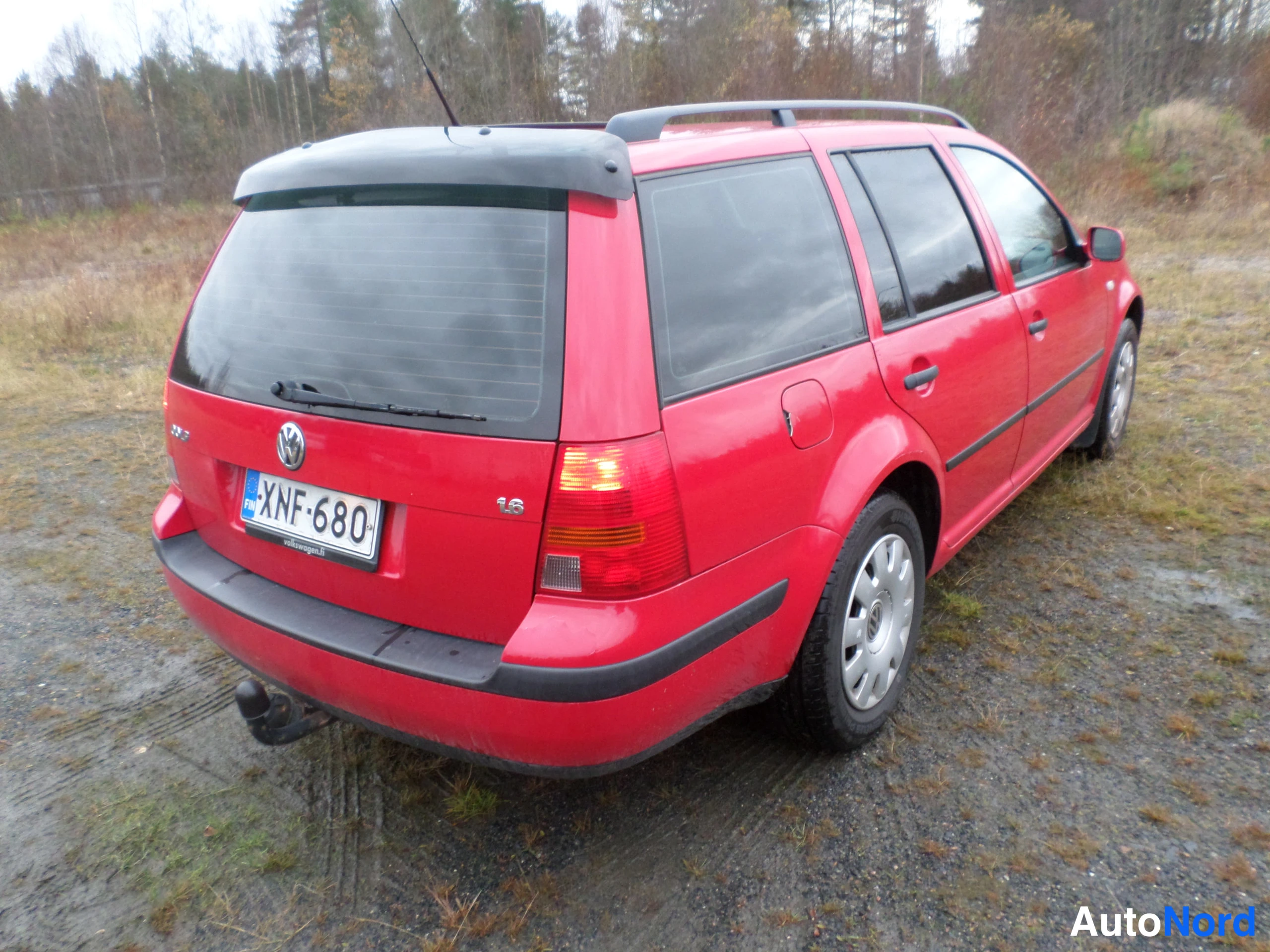 Röd Volkswagen Golf 1,6 STW 2003, snett bakifrån, bild 3