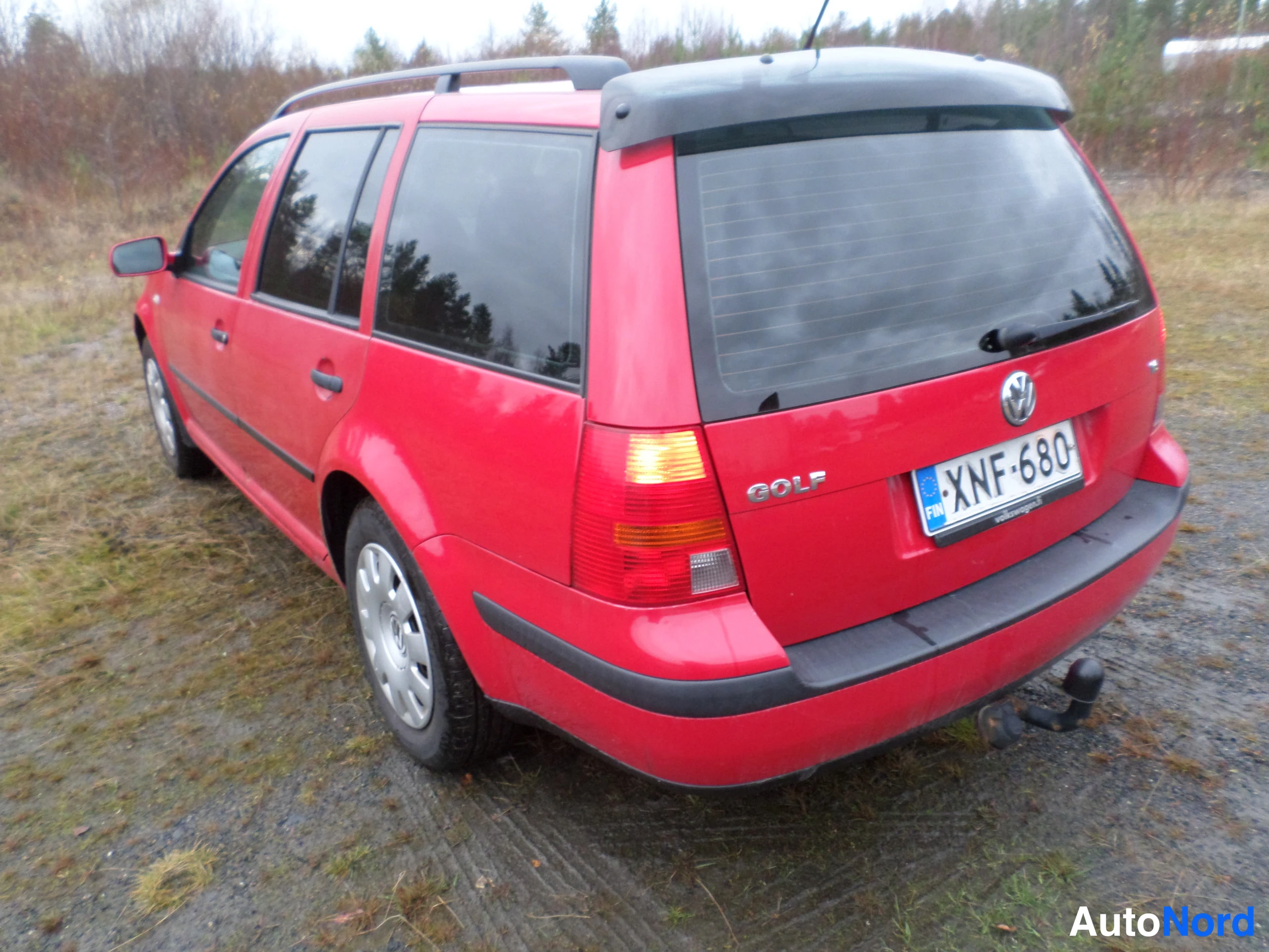Röd Volkswagen Golf 1,6 STW 2003, snett bakifrån, bild 4