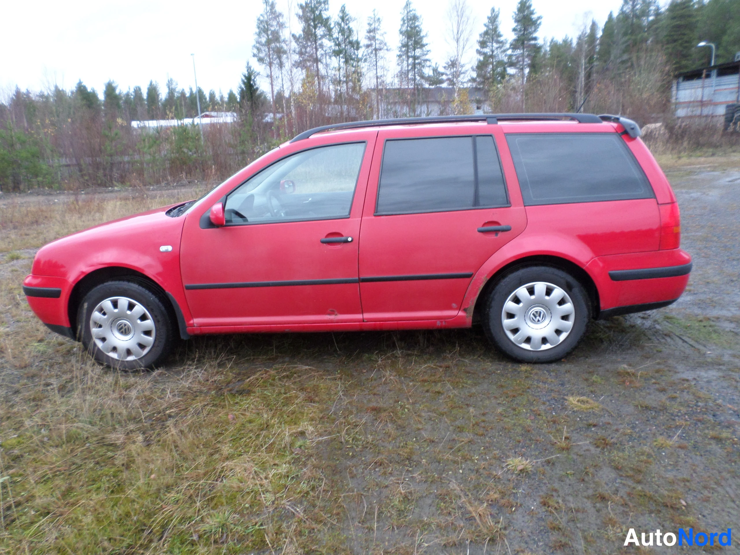 Röd Volkswagen Golf 1,6 STW 2003, snett framifrån, fronten åt vänster, bild 5