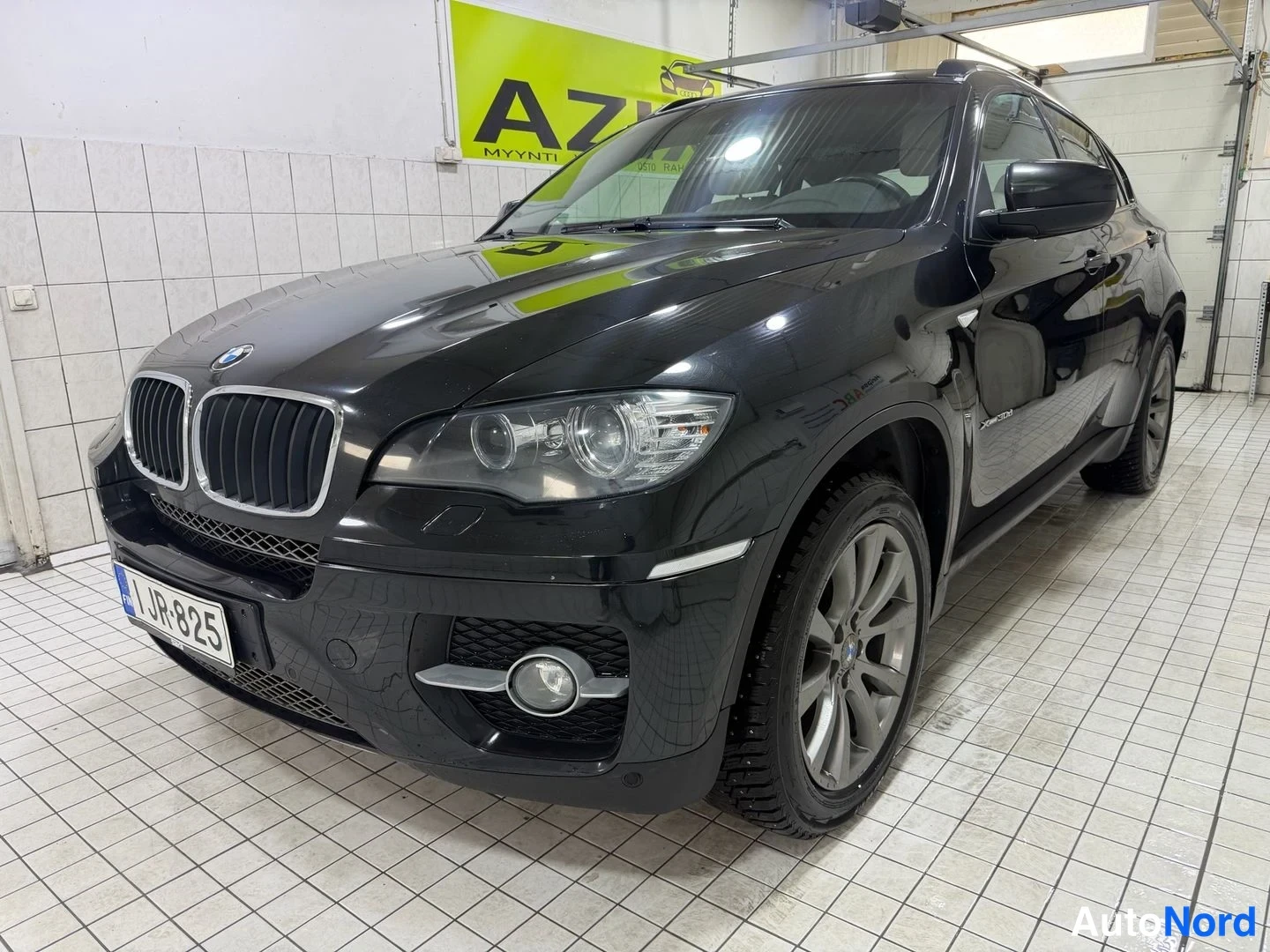 Musta BMW X6 xDrive30d 2011, etuviisto, keula vasemmalle, kuva 2