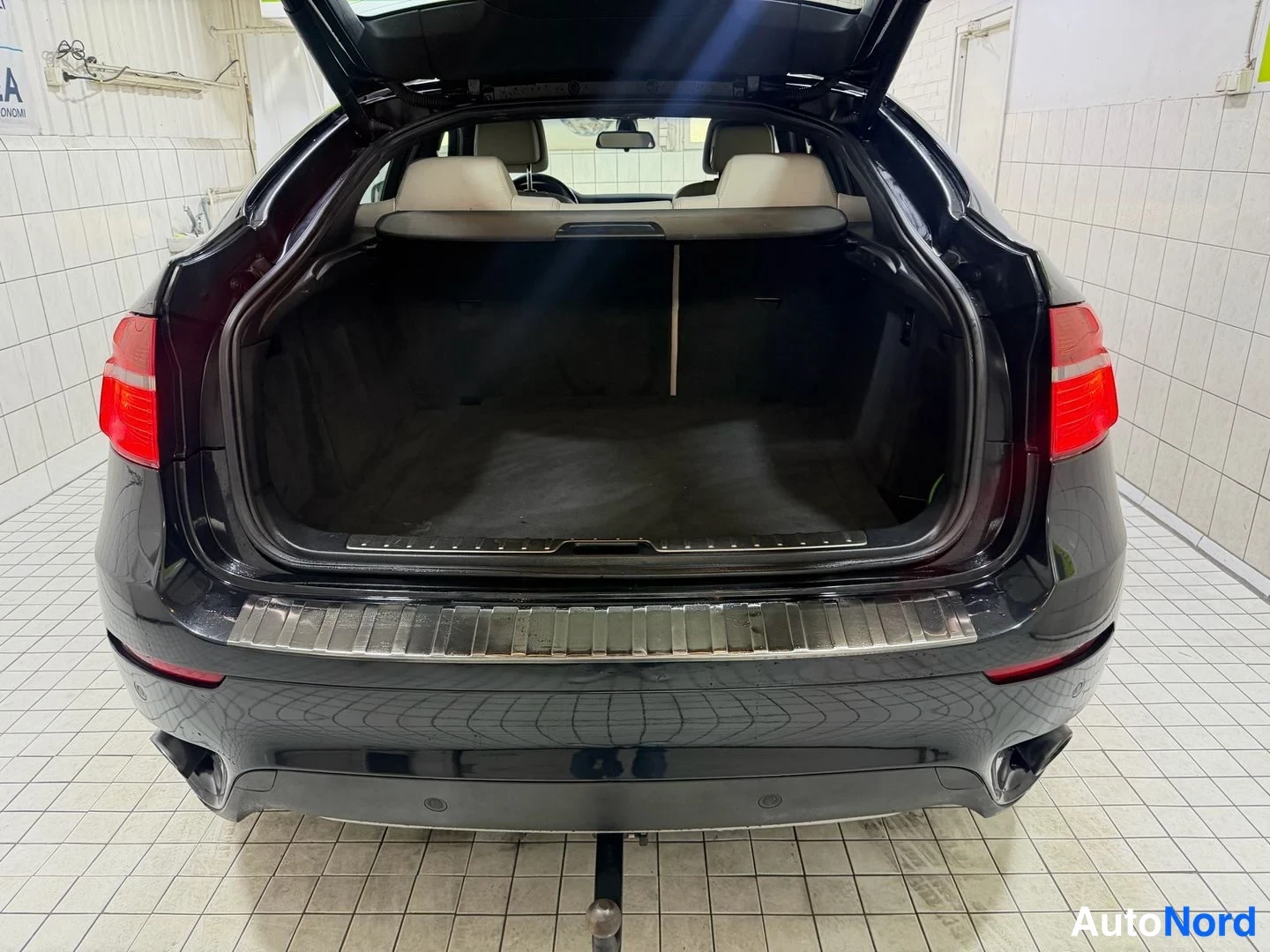 Musta BMW X6 xDrive30d 2011, tavaratila, kuva 23