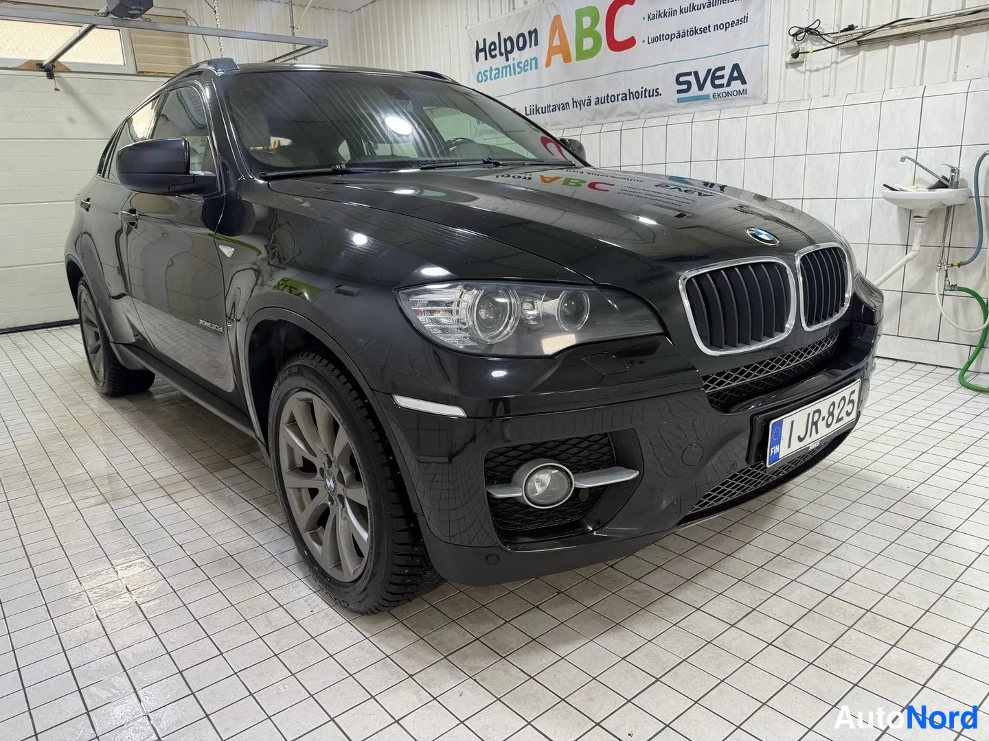 Musta BMW X6 xDrive30d 2011, etuviisto, keula oikealle, kuva 3