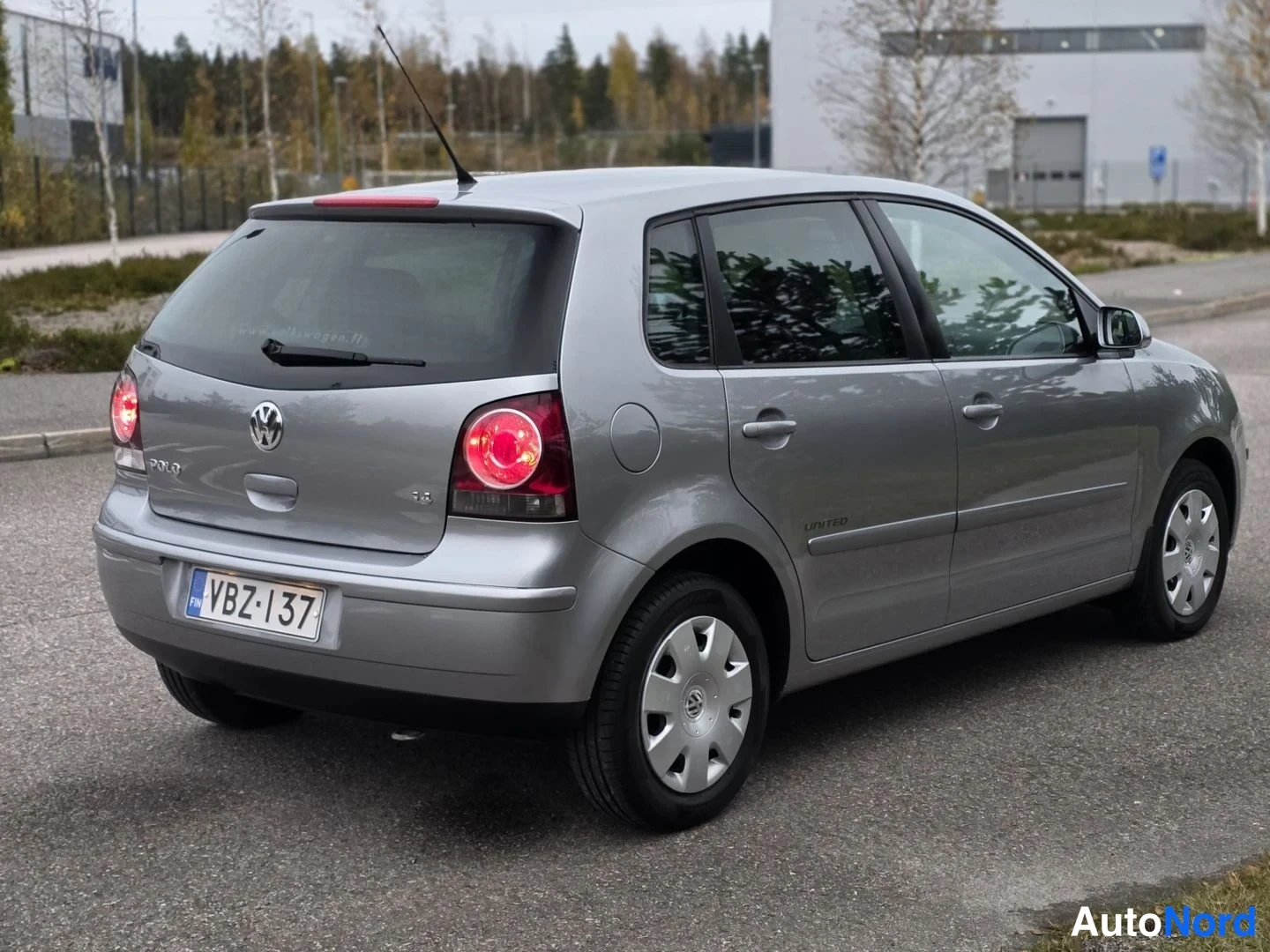 Harmaa Volkswagen Polo 2009, takaviisto, kuva 6