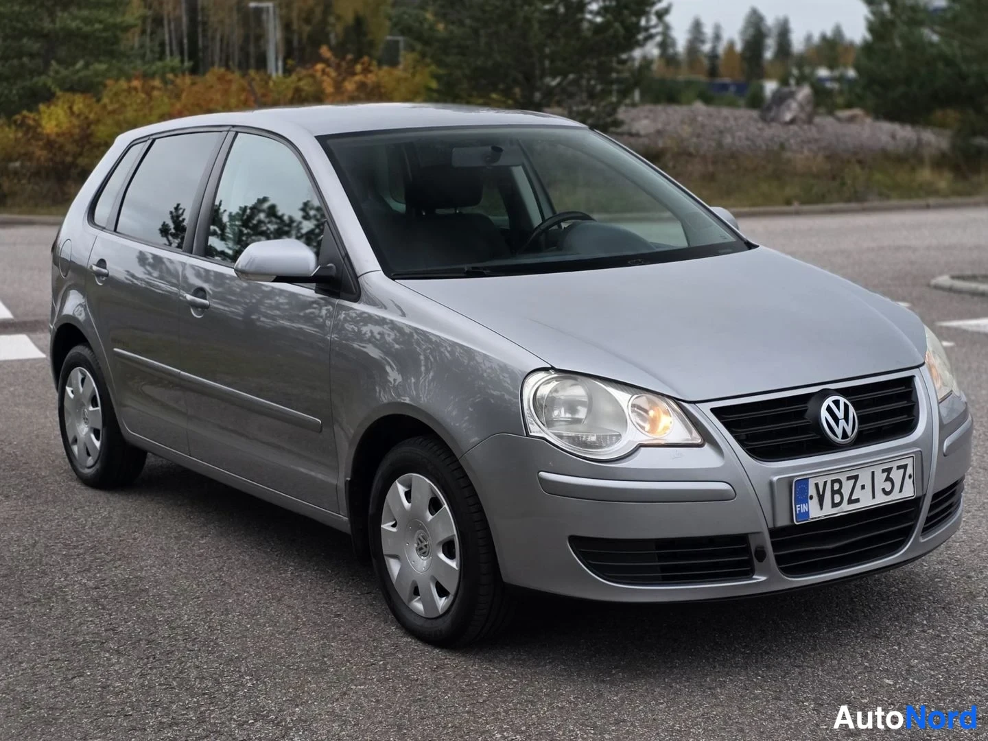 Harmaa Volkswagen Polo 2009, etuviisto, keula oikealle, kuva 2