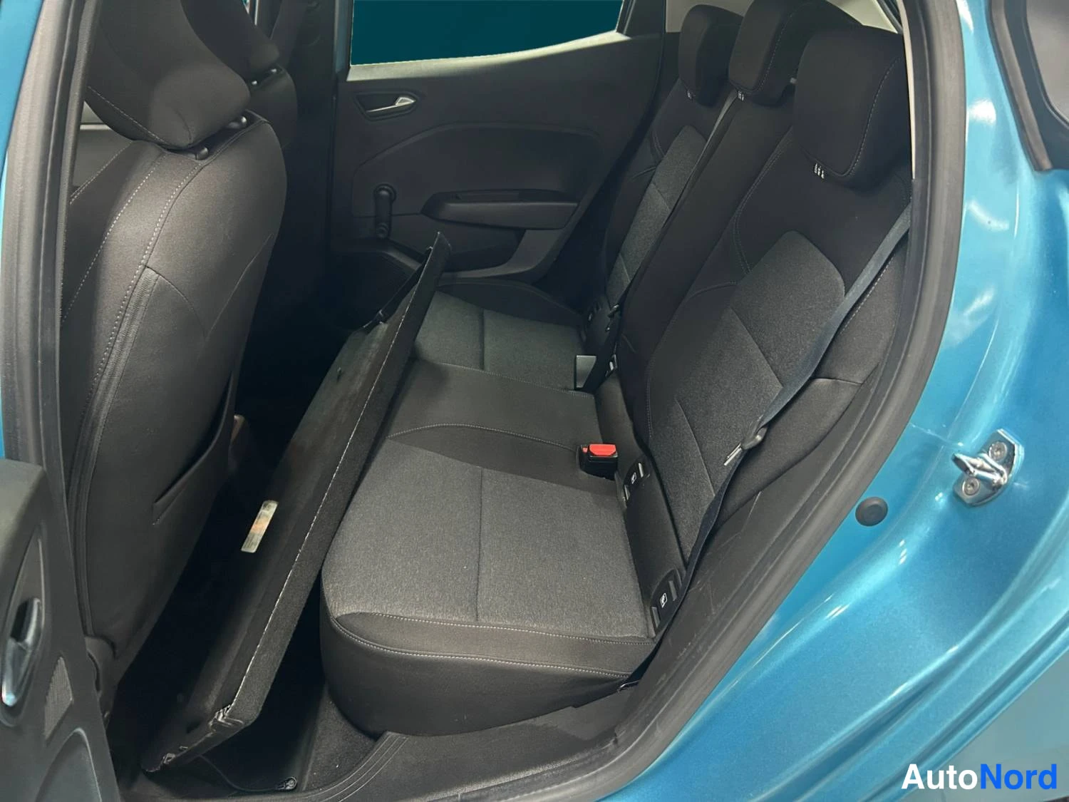 Sininen Renault Clio 2022, takaistuimet, kuva 13