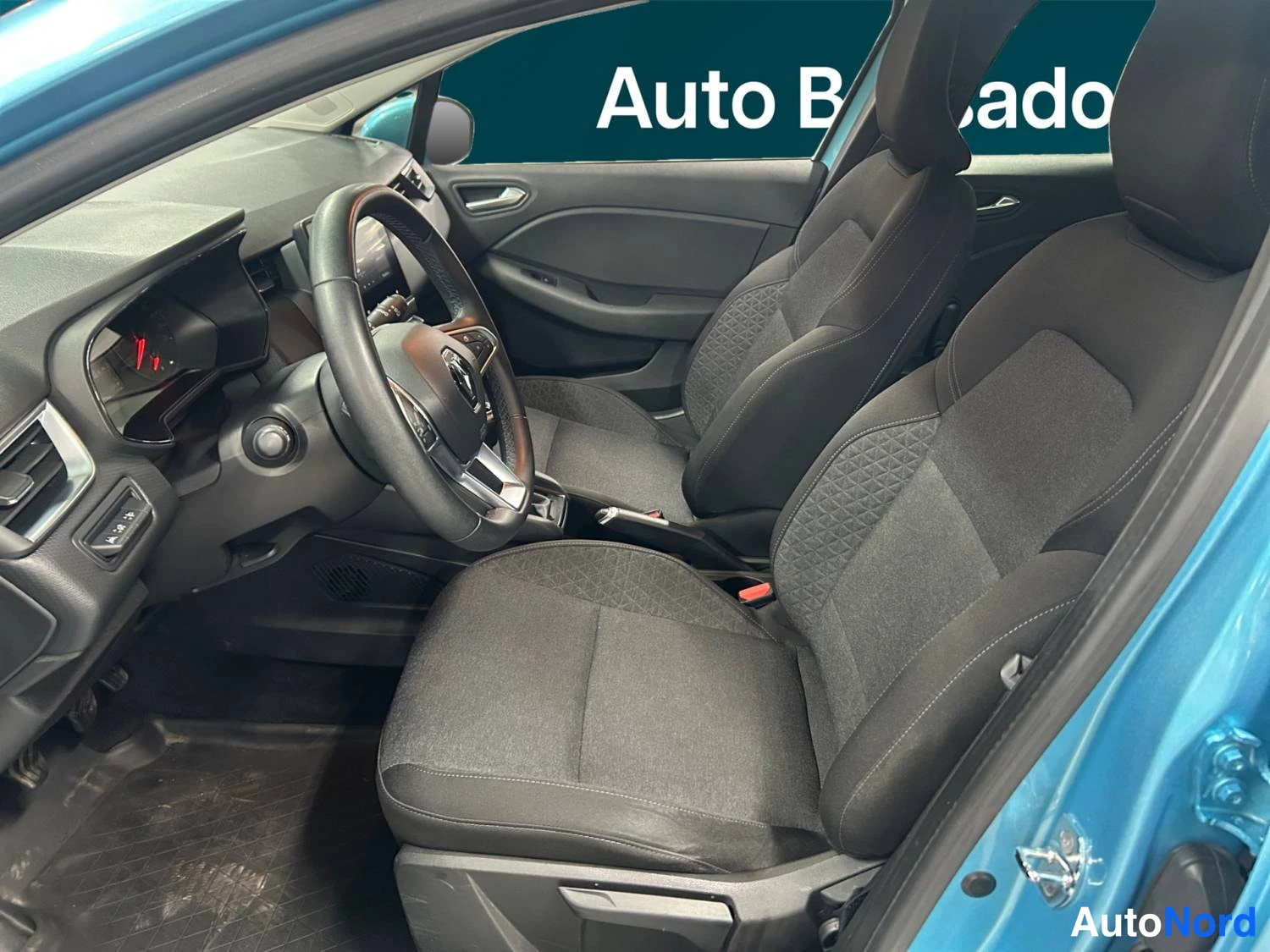 Sininen Renault Clio 2022, ohjaamo, kuva 9
