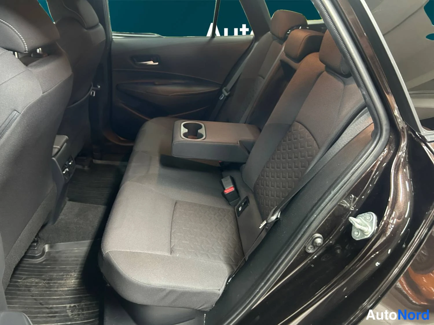 Ruskea Toyota Corolla Touring 2020, takaistuimet, kuva 12