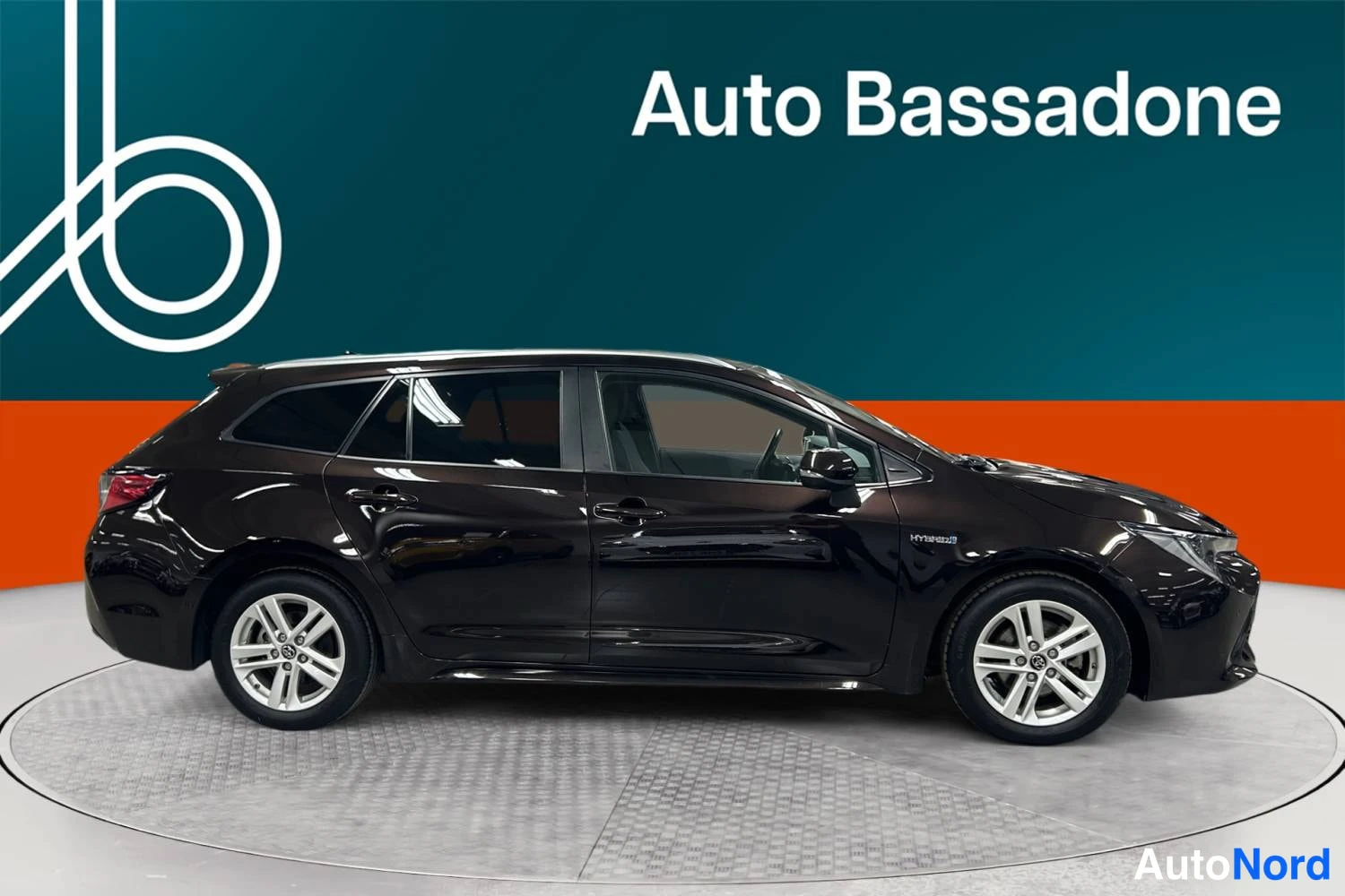 Ruskea Toyota Corolla Touring 2020, sivulta, kuva 4