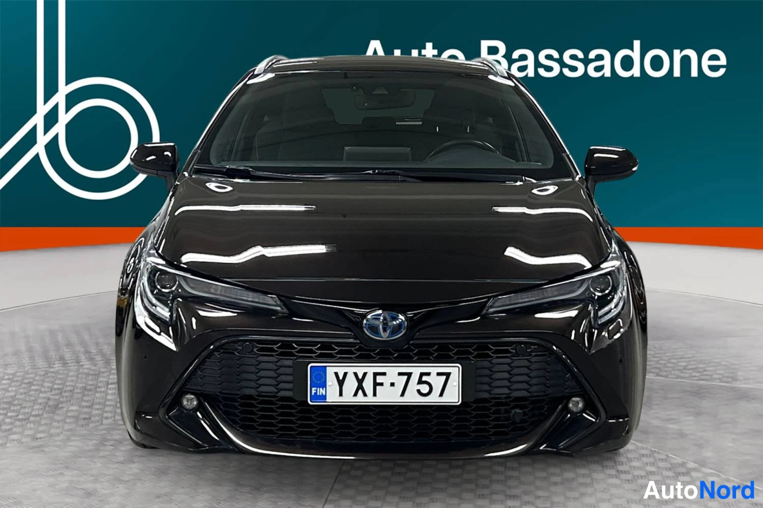 Ruskea Toyota Corolla Touring 2020, edestä, kuva 3