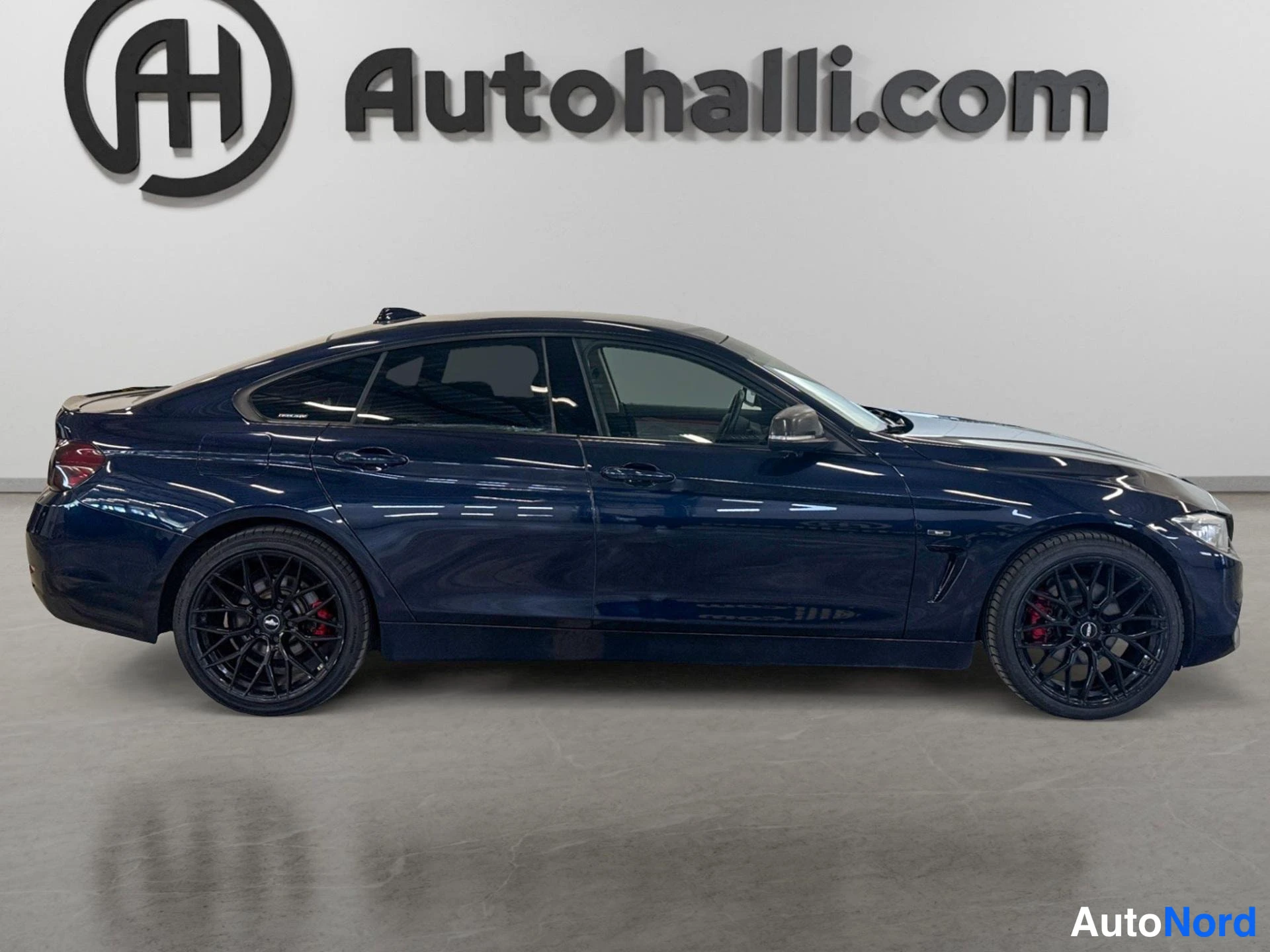 Sininen BMW 420d xDrive 2014, sivulta, kuva 5