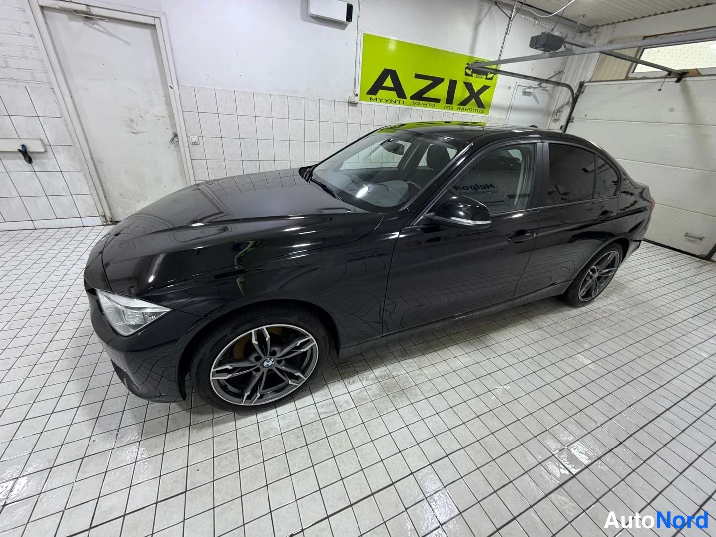 Musta BMW 316i 2013, etuviisto, keula vasemmalle, kuva 2