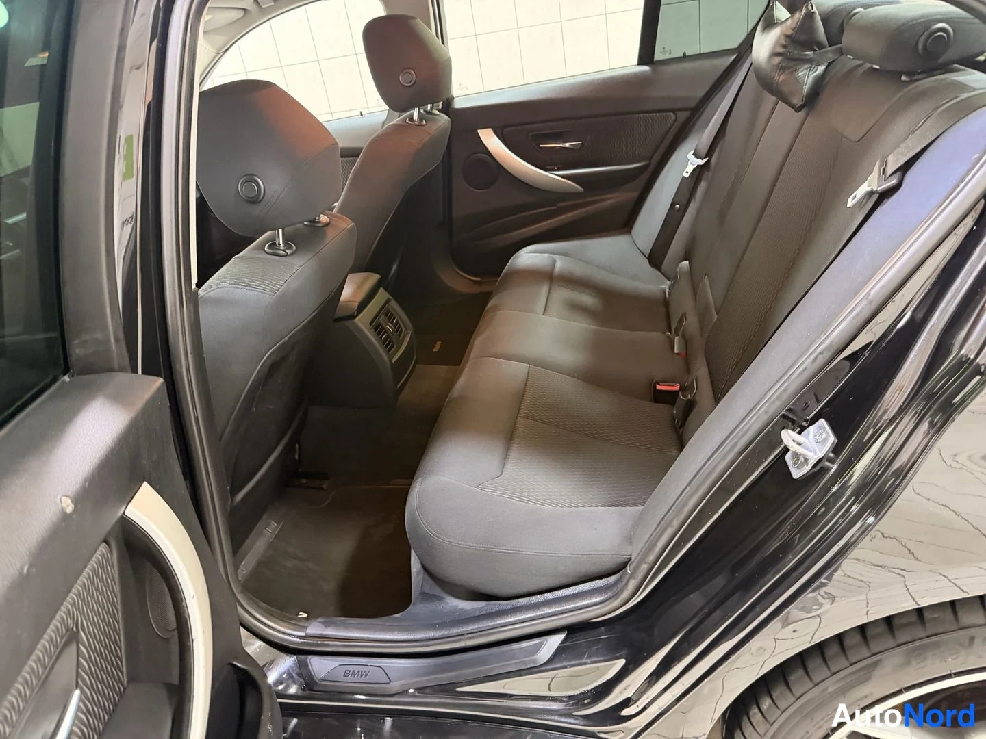 Musta BMW 316i 2013, takaistuimet, kuva 19