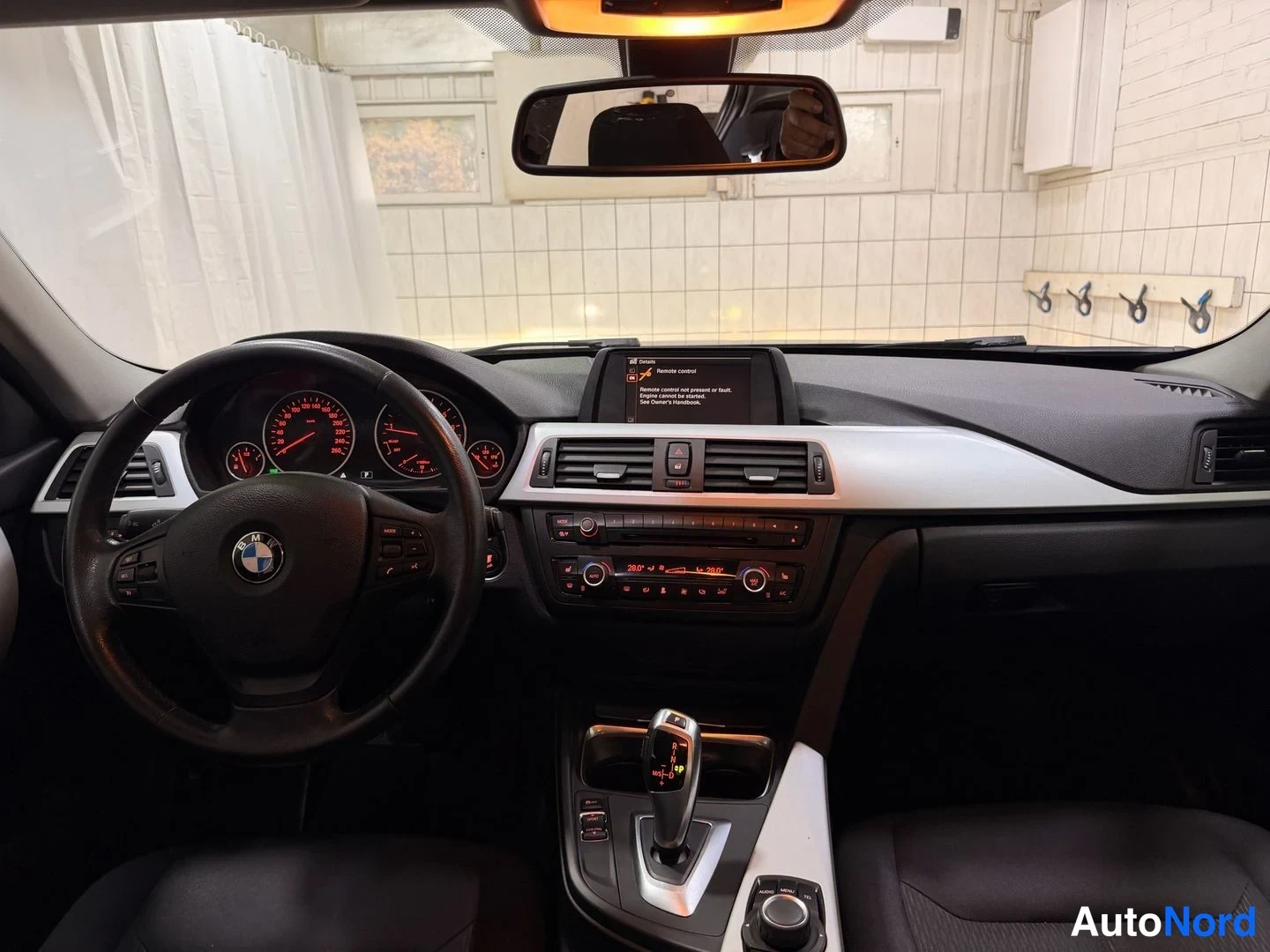 Musta BMW 316i 2013, ohjaamo, kuva 14