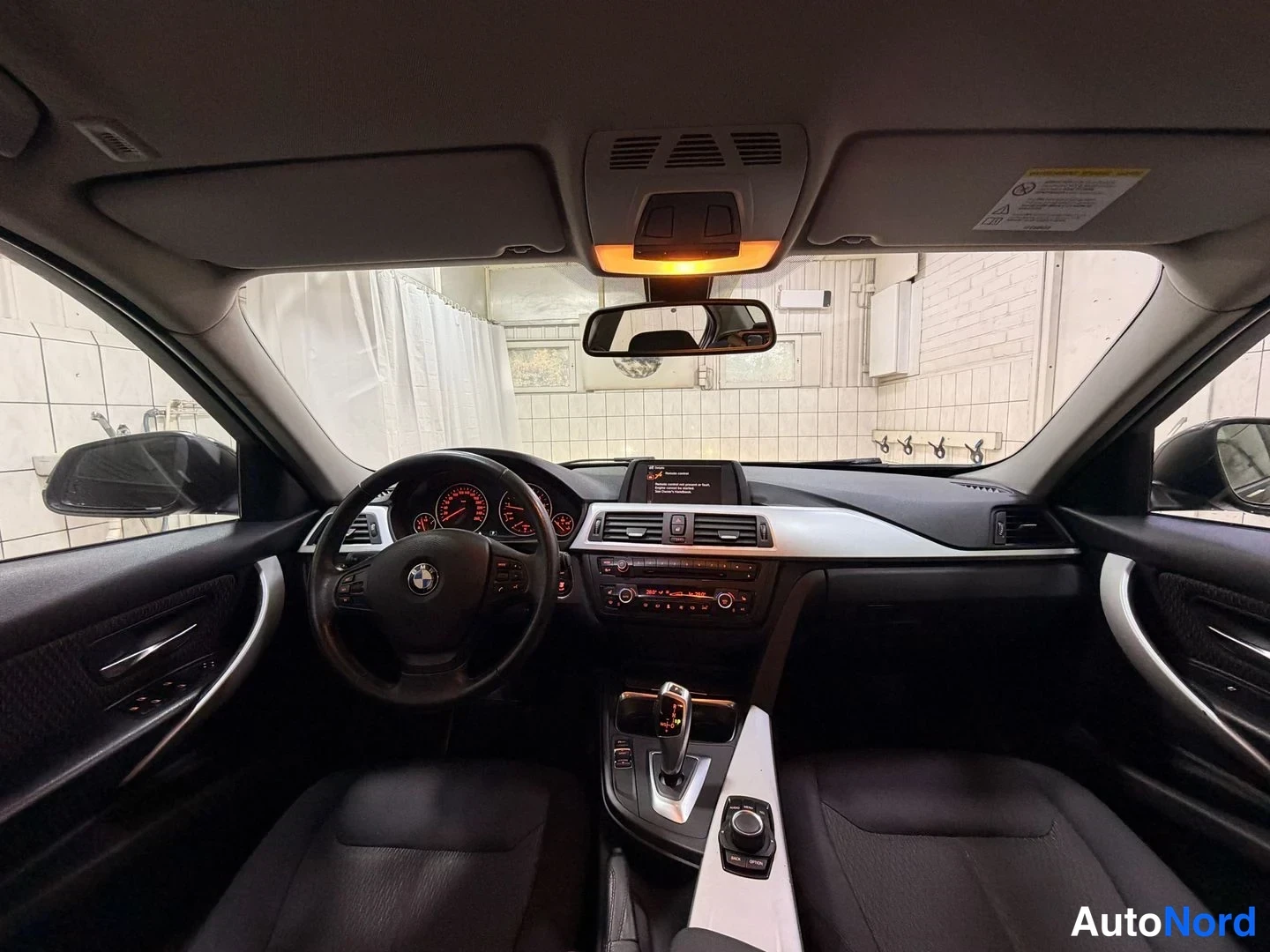 Musta BMW 316i 2013, ohjaamo, kuva 15