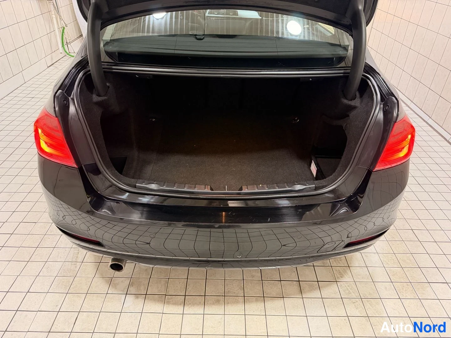 Musta BMW 316i 2013, tavaratila, kuva 21