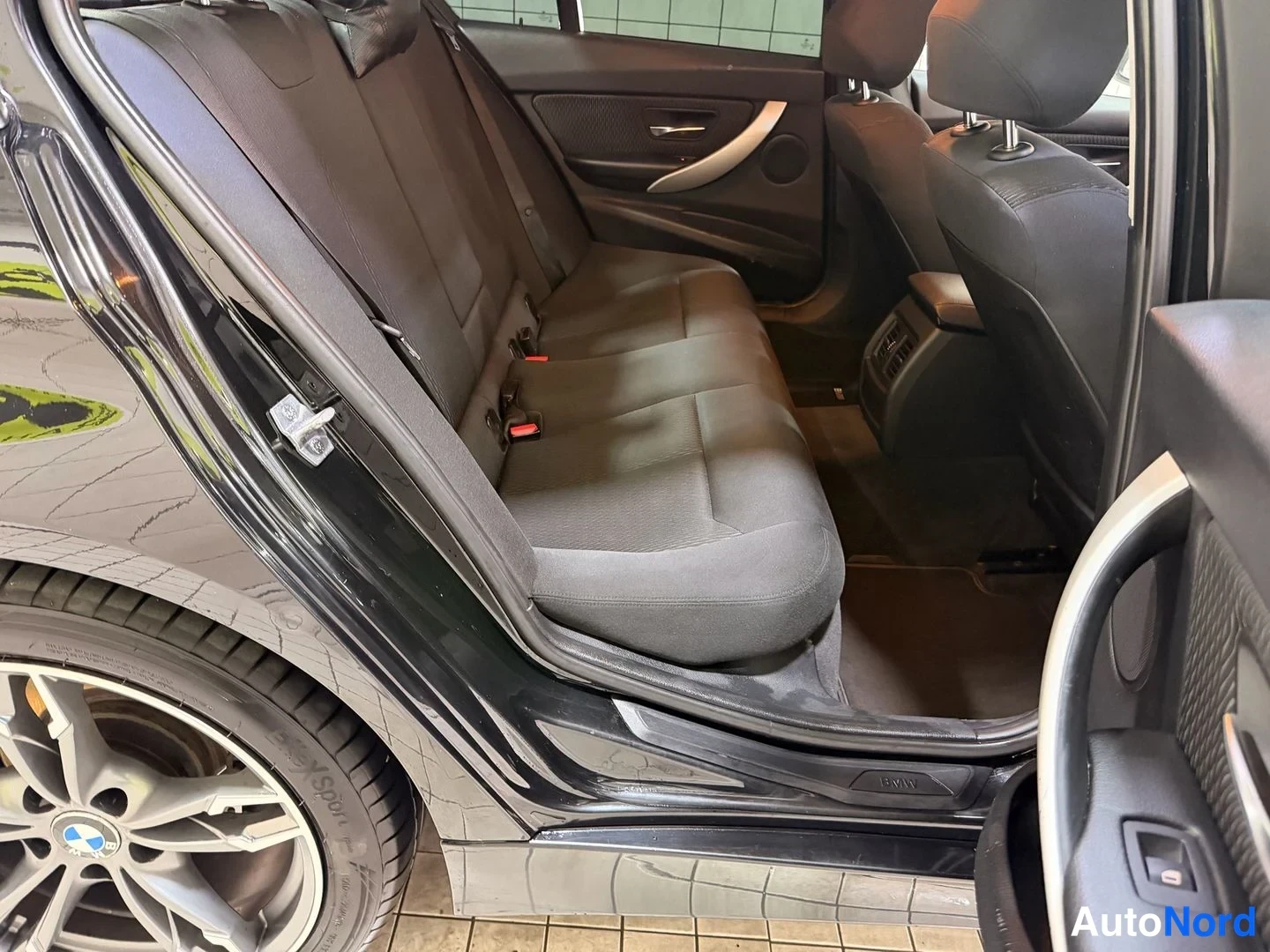 Musta BMW 316i 2013, takaistuimet, kuva 20
