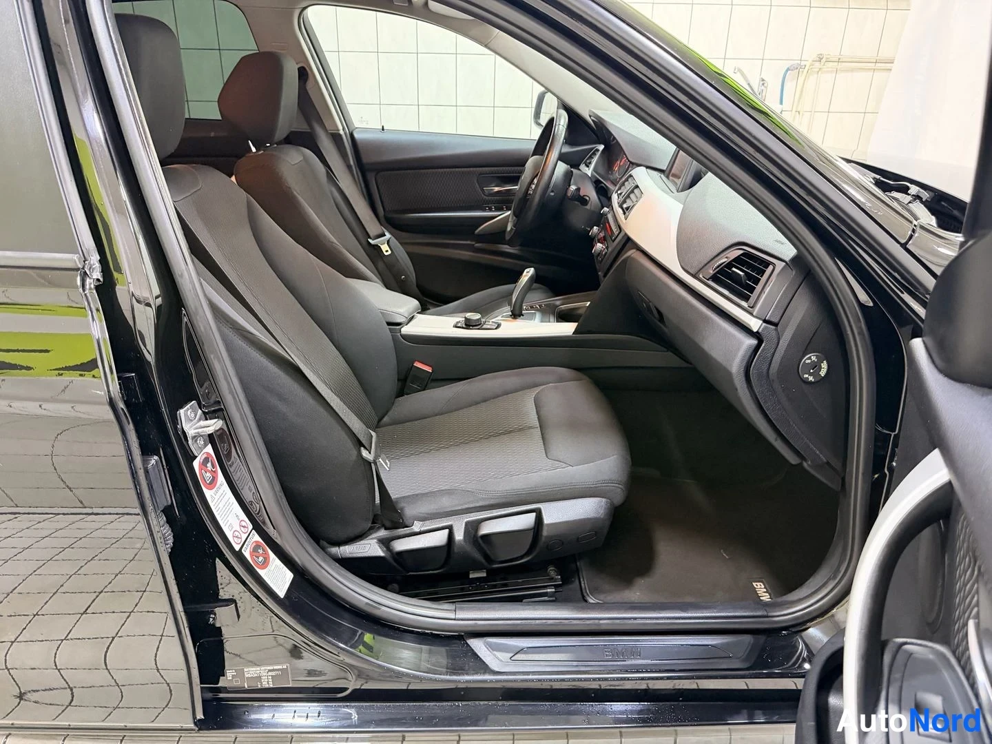 Musta BMW 316i 2013, etuistuimet, kuva 17