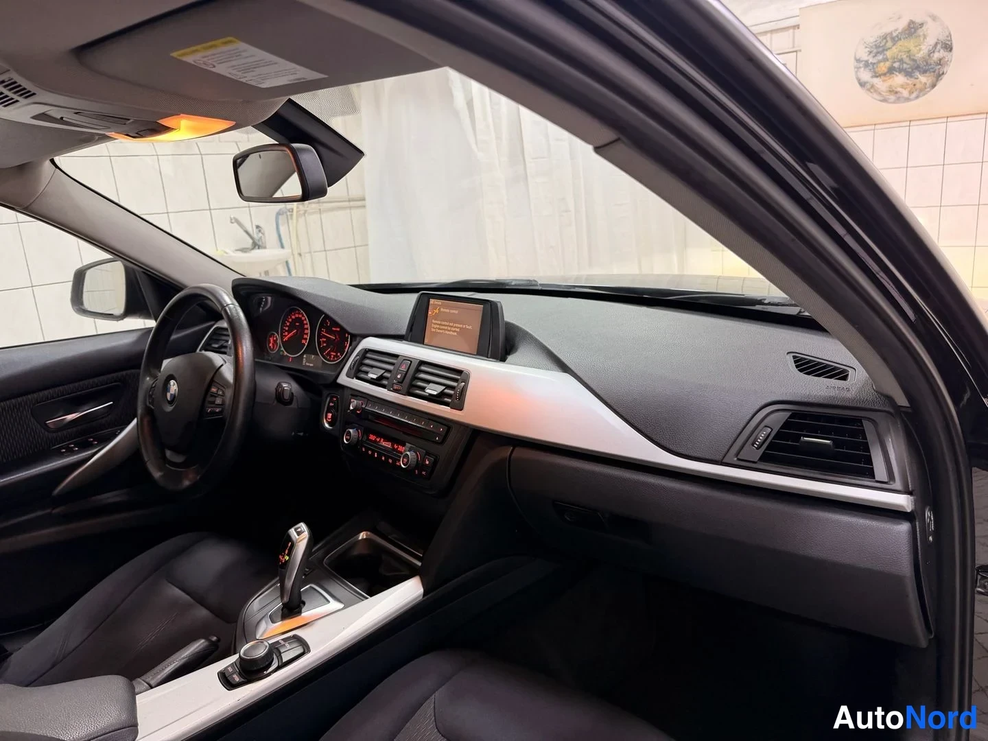 Musta BMW 316i 2013, ohjaamo, kuva 16