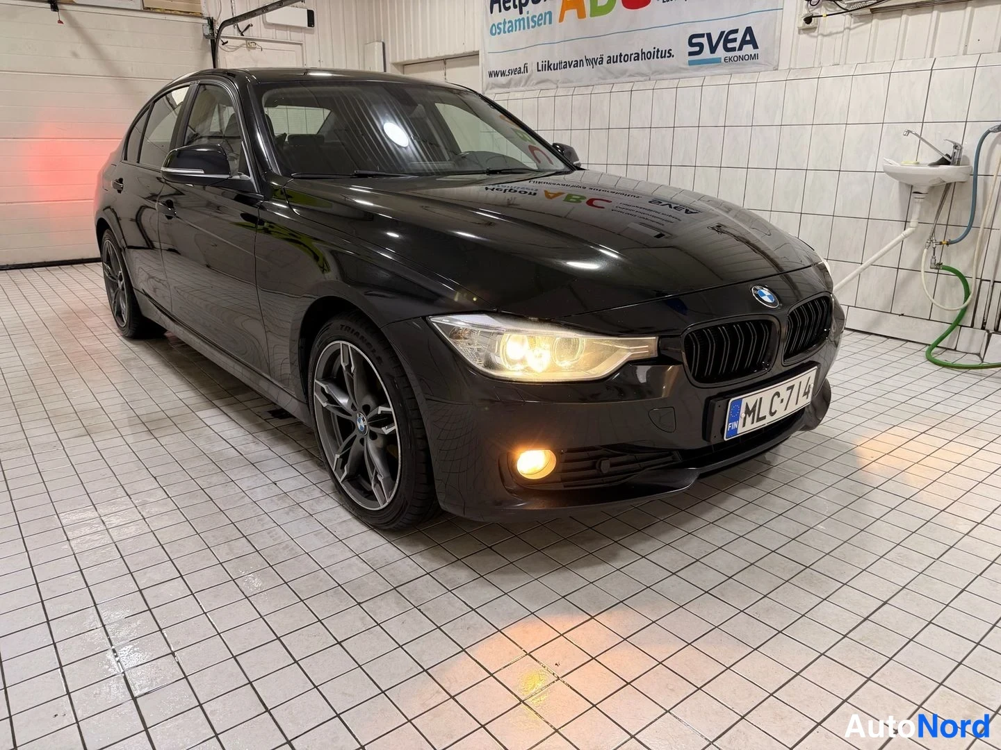 Musta BMW 316i 2013, etuviisto, keula oikealle, kuva 4