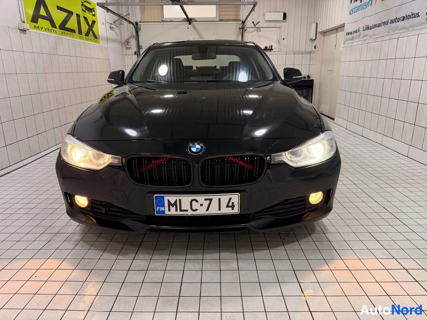 Musta BMW 316i 2013, edestä, kuva 6