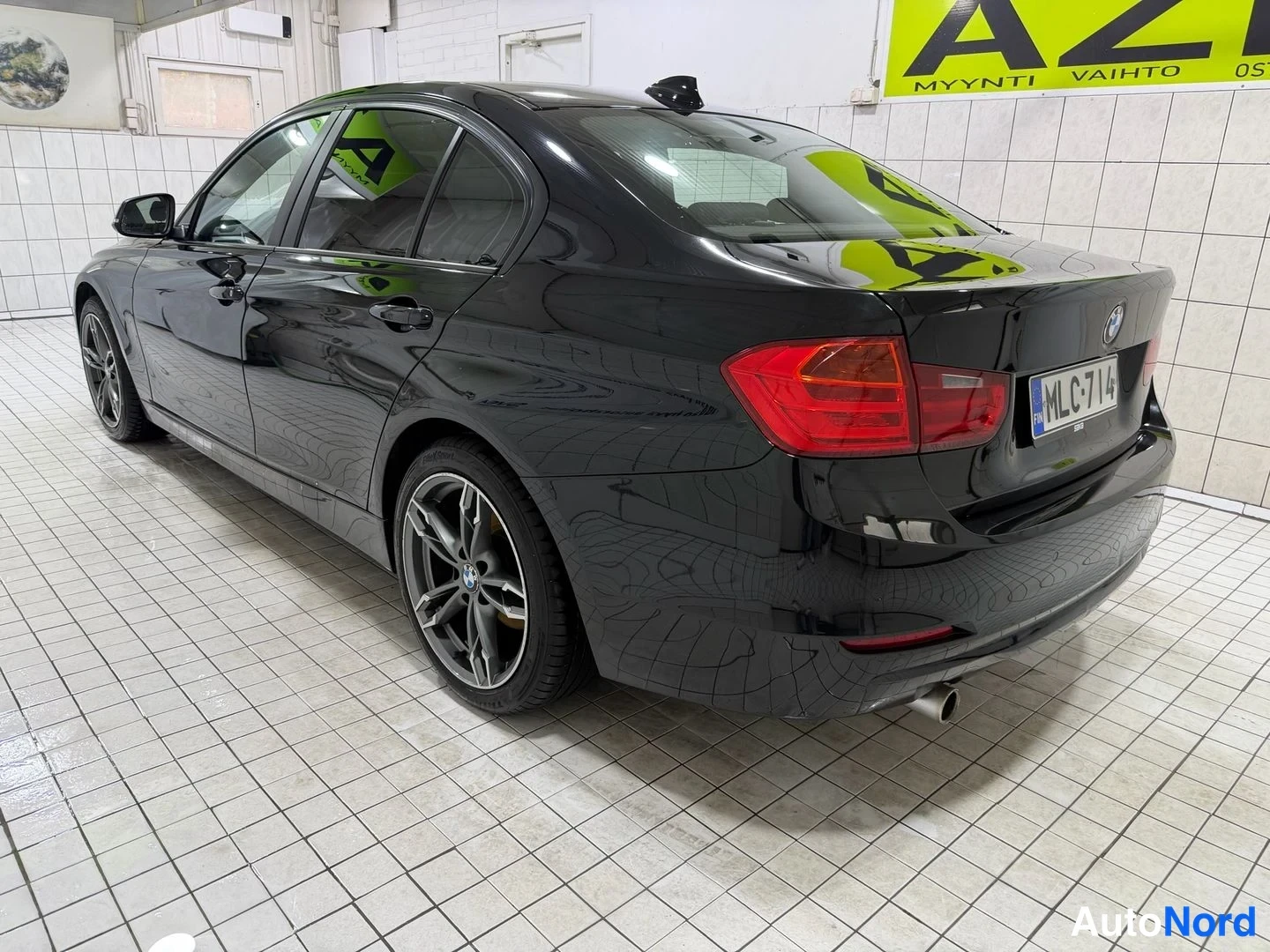 Musta BMW 316i 2013, takaviisto, kuva 8