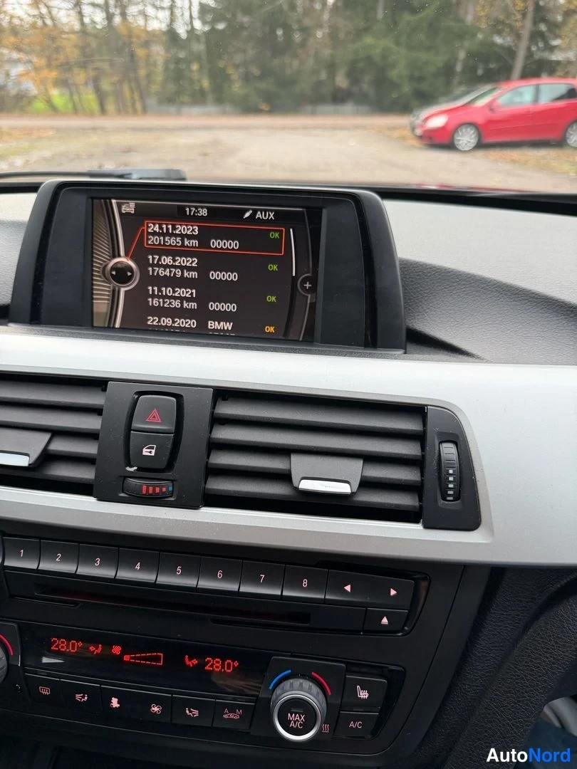 Musta BMW 316i 2013, yksityiskohta, kuva 25