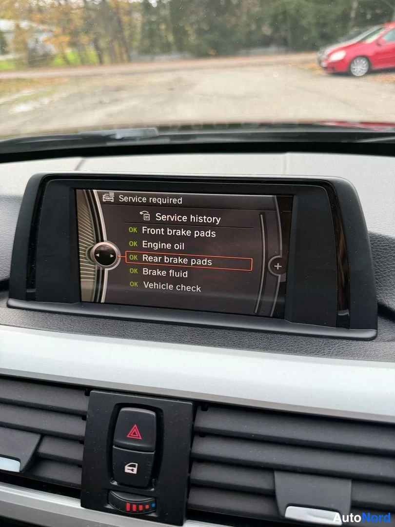 Musta BMW 316i 2013, yksityiskohta, kuva 29