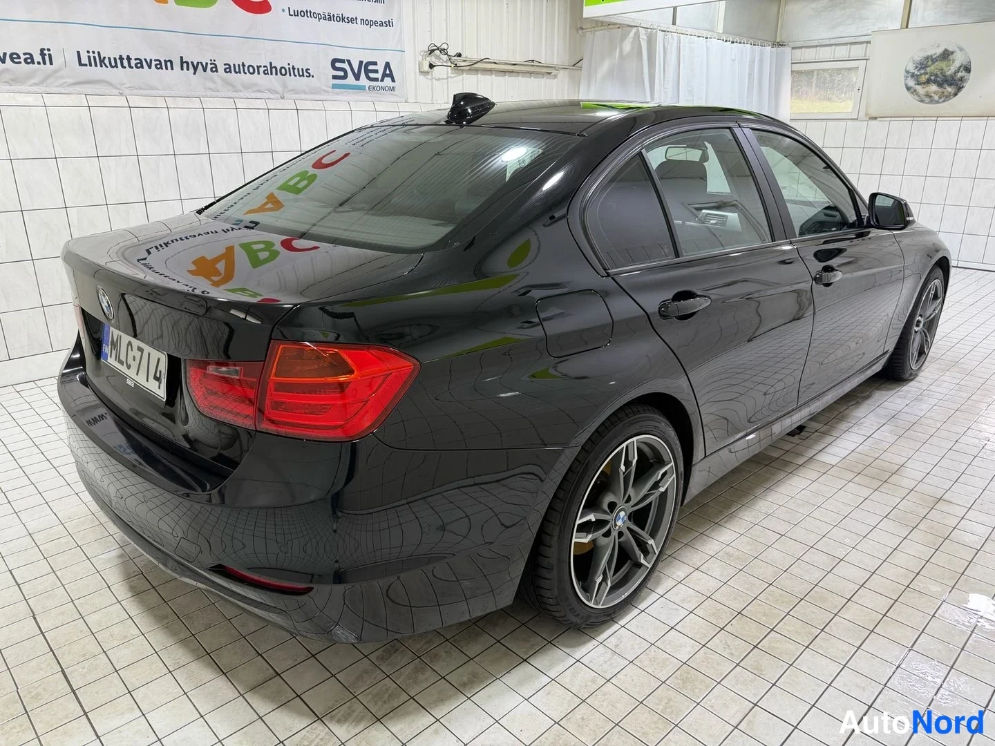 Musta BMW 316i 2013, takaviisto, kuva 9