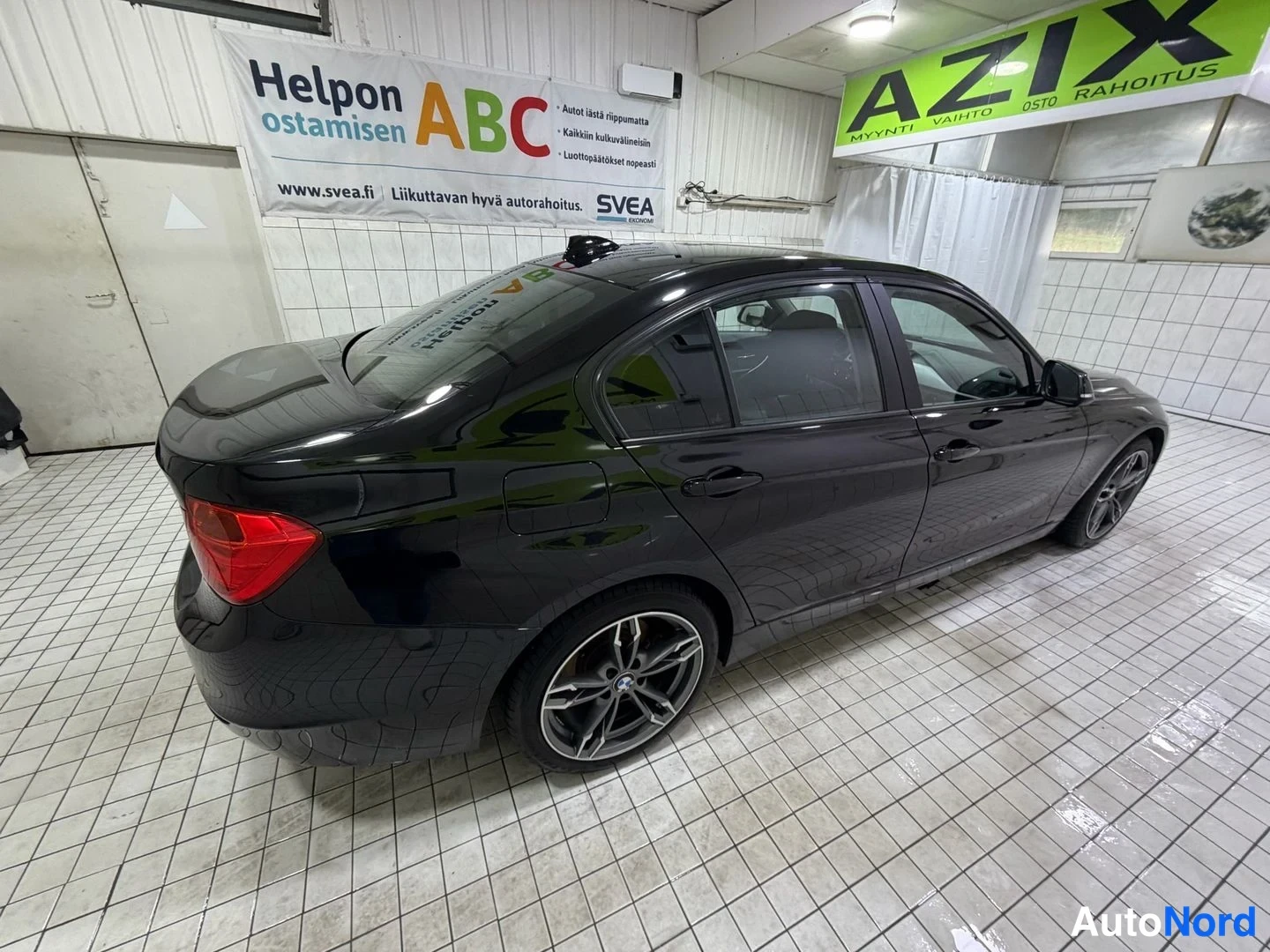 Musta BMW 316i 2013, takaviisto, kuva 10