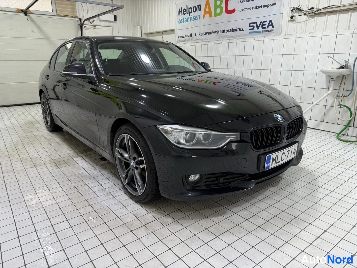 Musta BMW 316i 2013, etuviisto, keula oikealle, kuva 5