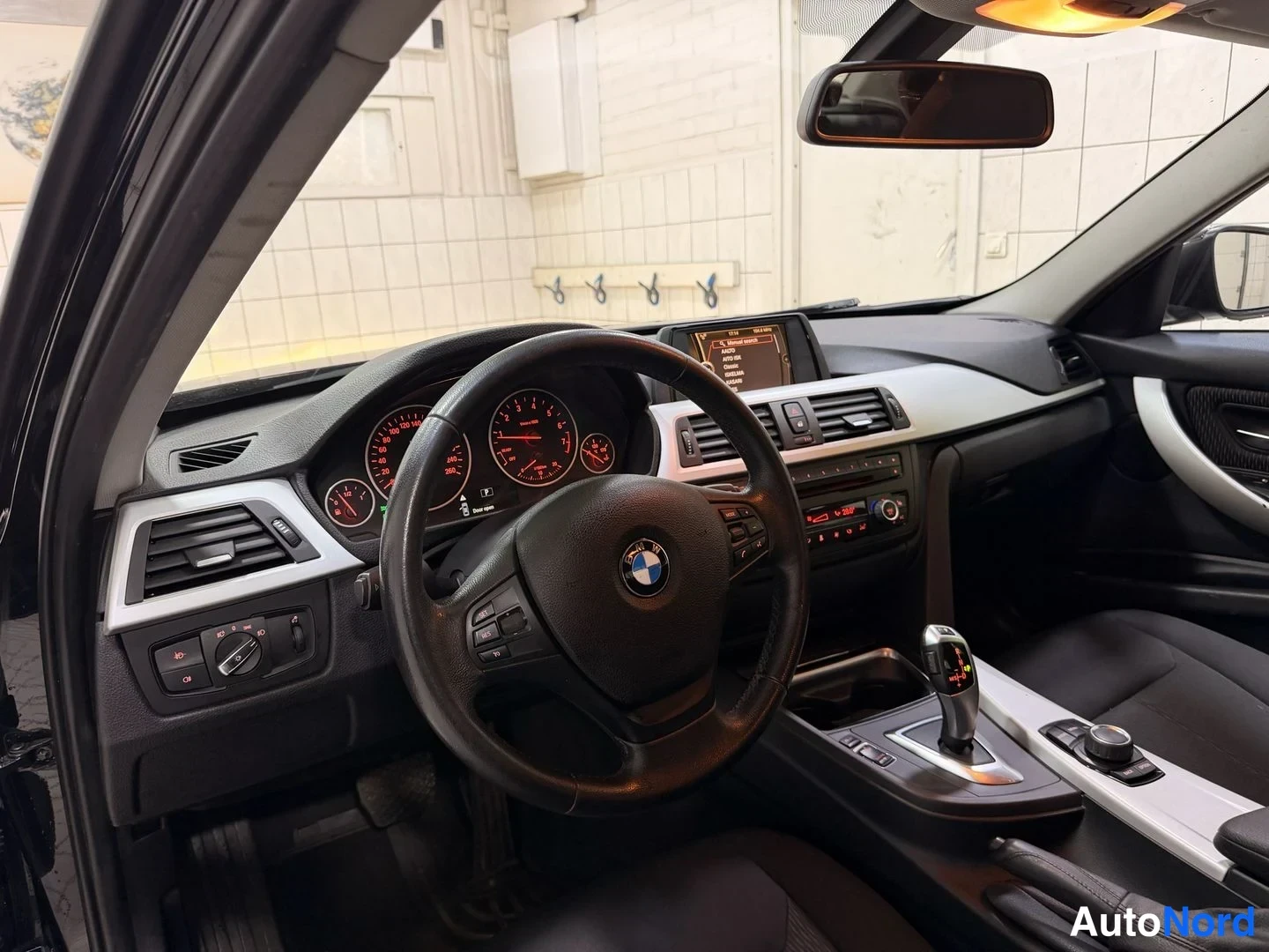 Musta BMW 316i 2013, ohjaamo, kuva 13