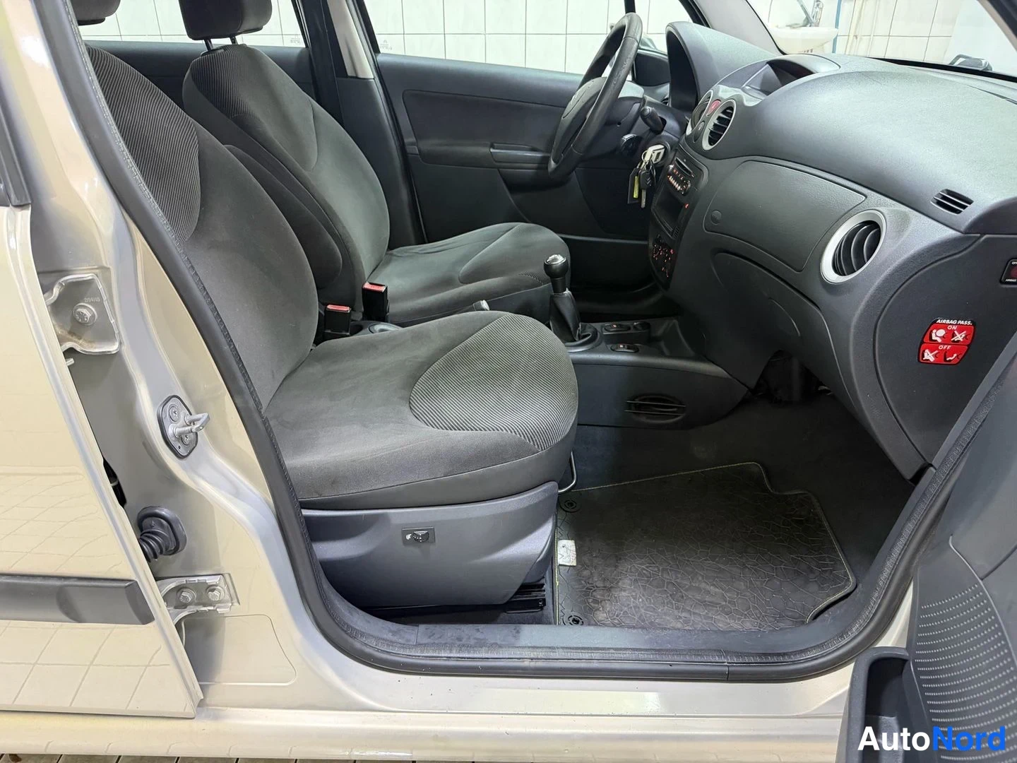 Beige Citroen C3 2009, front seats, photo 17