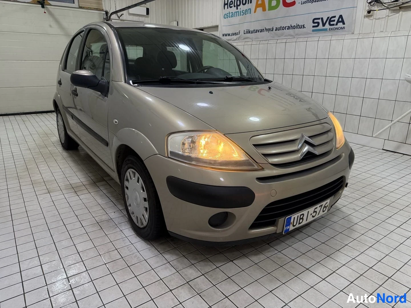 Beige Citroen C3 2009, front three-quarter, nose to the right, photo 3