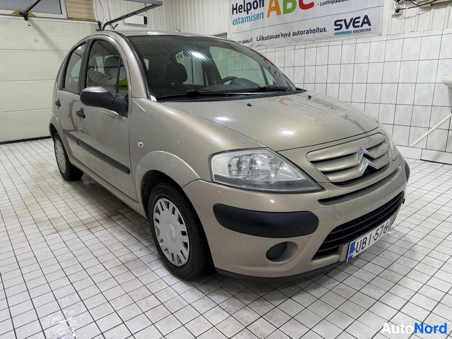 Beige Citroen C3 2009, front three-quarter, nose to the right, photo 4