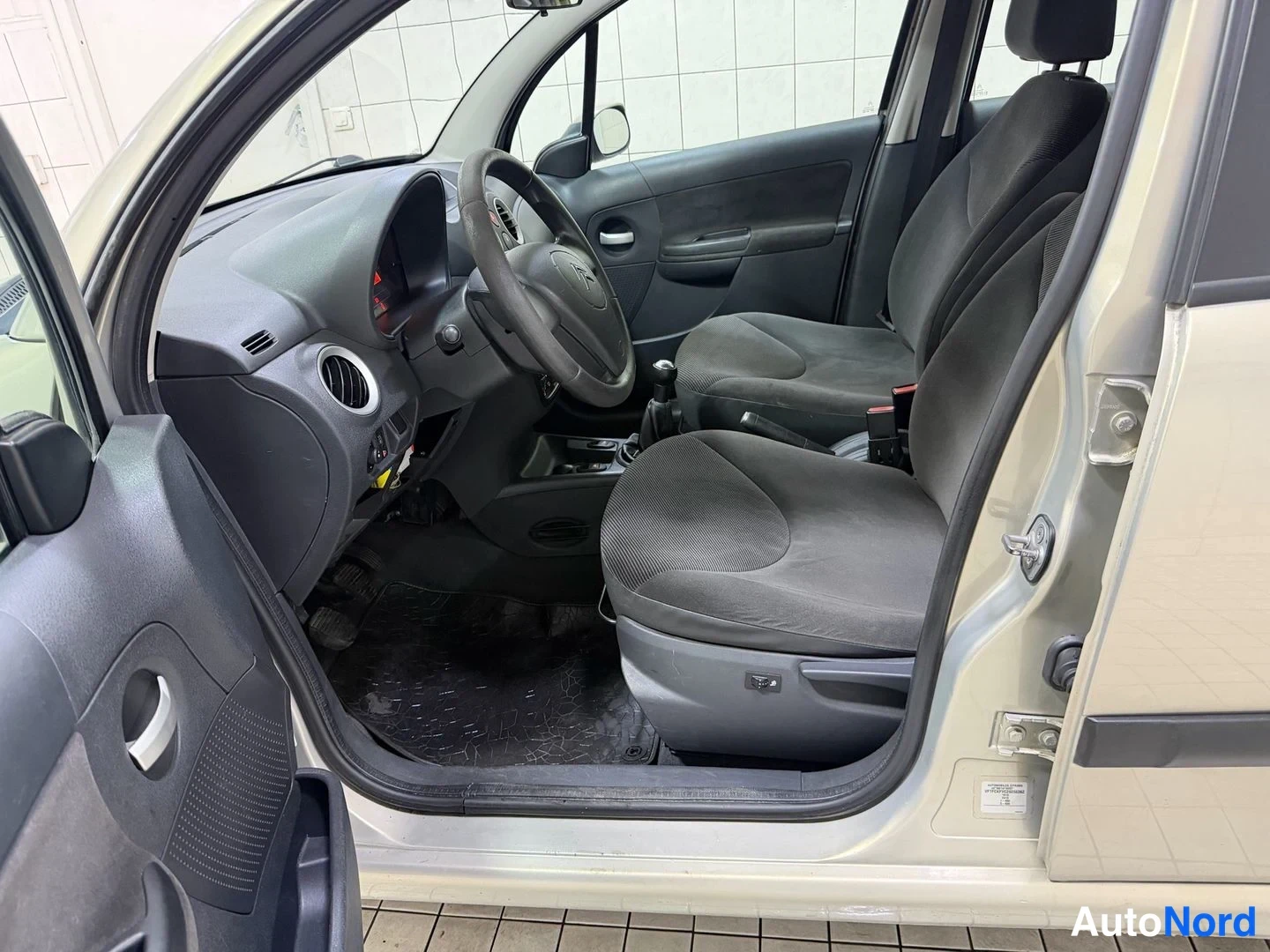 Beige Citroen C3 2009, cockpit, photo 13
