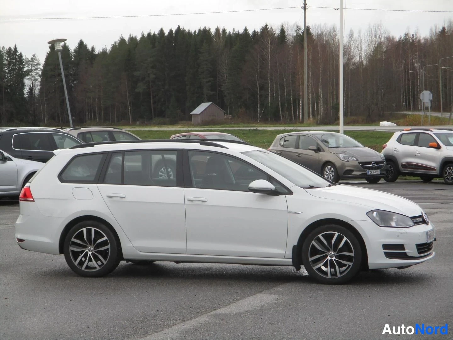 Valkoinen Volkswagen Golf Variant 2016, etuviisto, keula oikealle, kuva 3