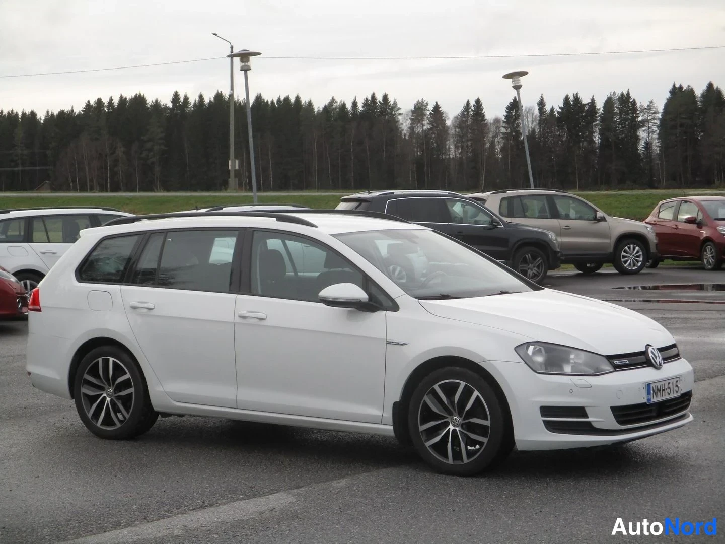 Valkoinen Volkswagen Golf Variant 2016, etuviisto, keula oikealle, kuva 4