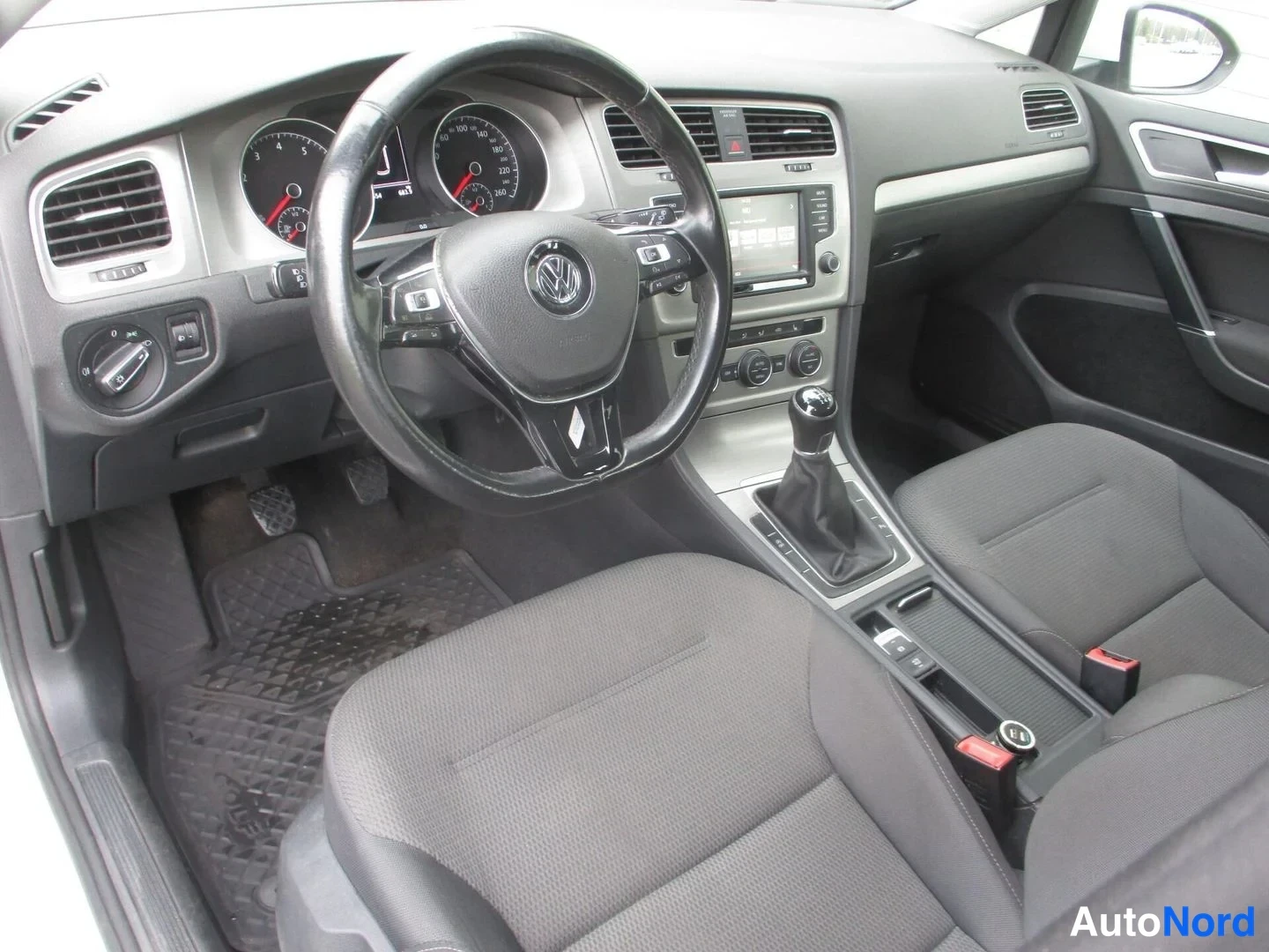 Valkoinen Volkswagen Golf Variant 2016, ohjaamo, kuva 10