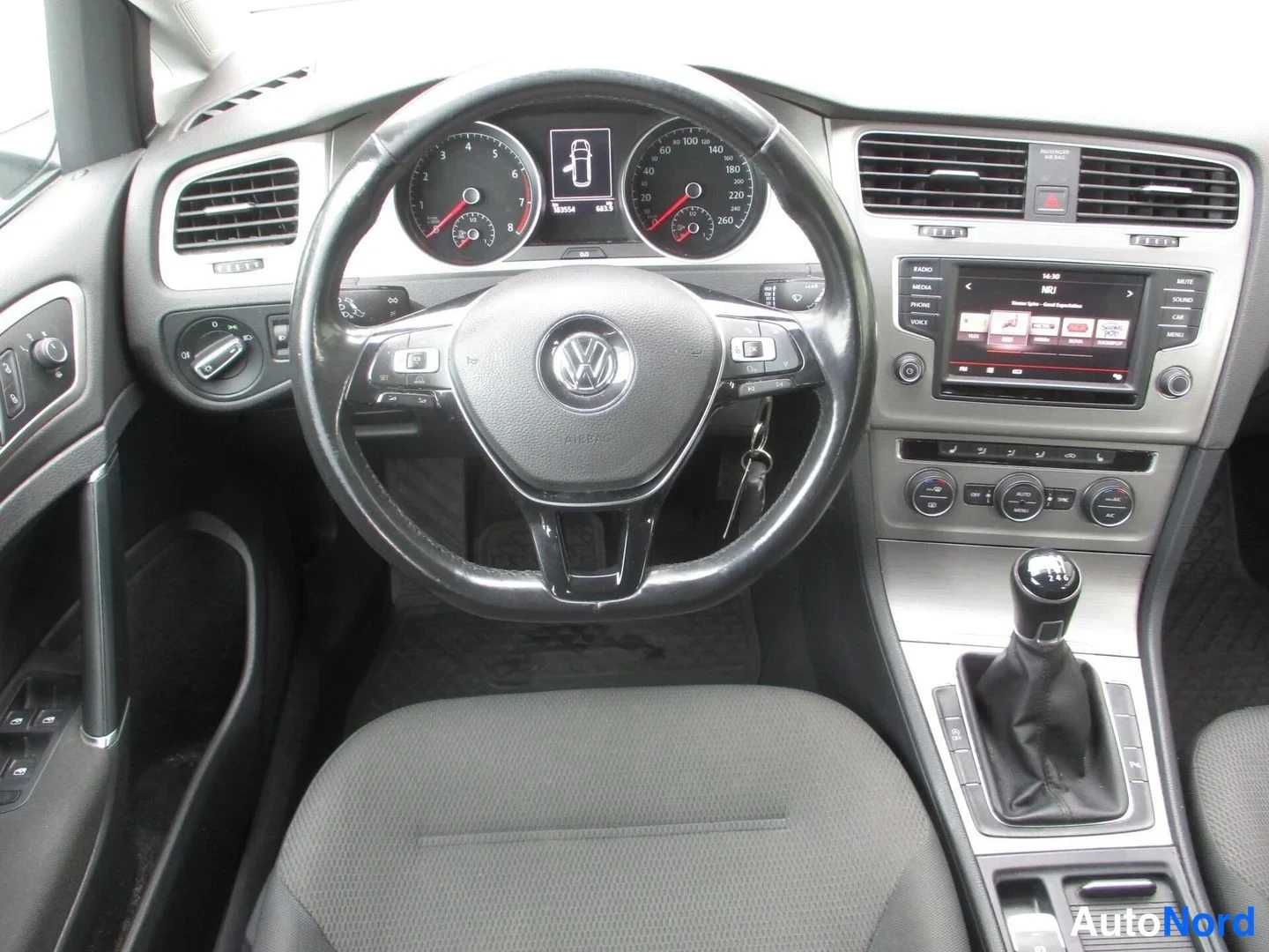 Valkoinen Volkswagen Golf Variant 2016, ohjaamo, kuva 11