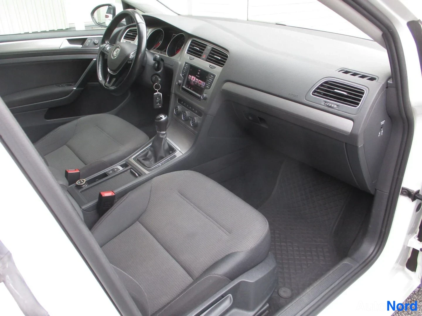 Valkoinen Volkswagen Golf Variant 2016, ohjaamo, kuva 12
